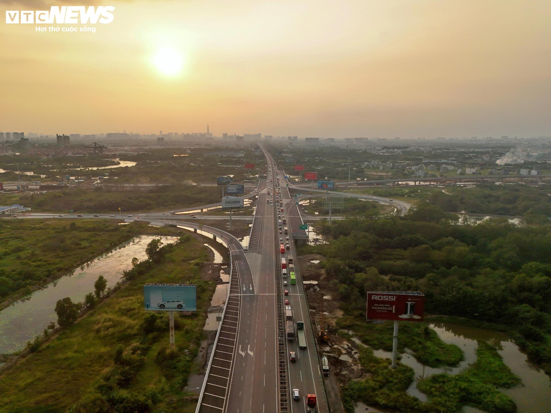 Cận cảnh cao tốc TP.HCM - Long Thành sau hơn nửa năm thi công mở rộng - 1