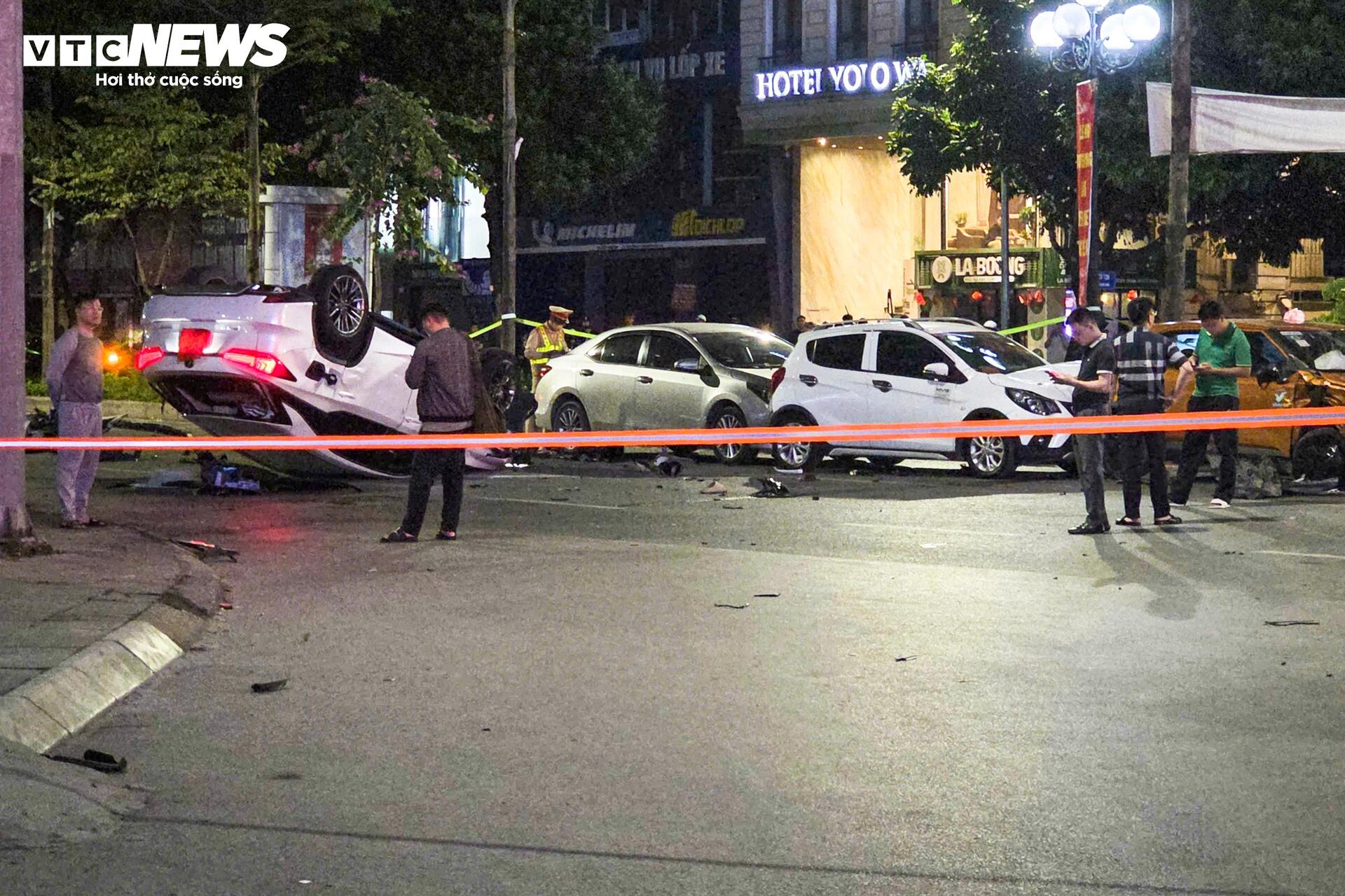 Hiện trường ô tô 'điên' tông liên hoàn khiến 2 người bị thương - 12