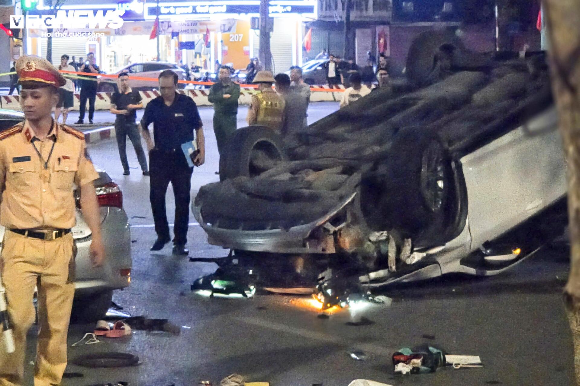 Hiện trường ô tô 'điên' tông liên hoàn khiến 2 người bị thương - 11