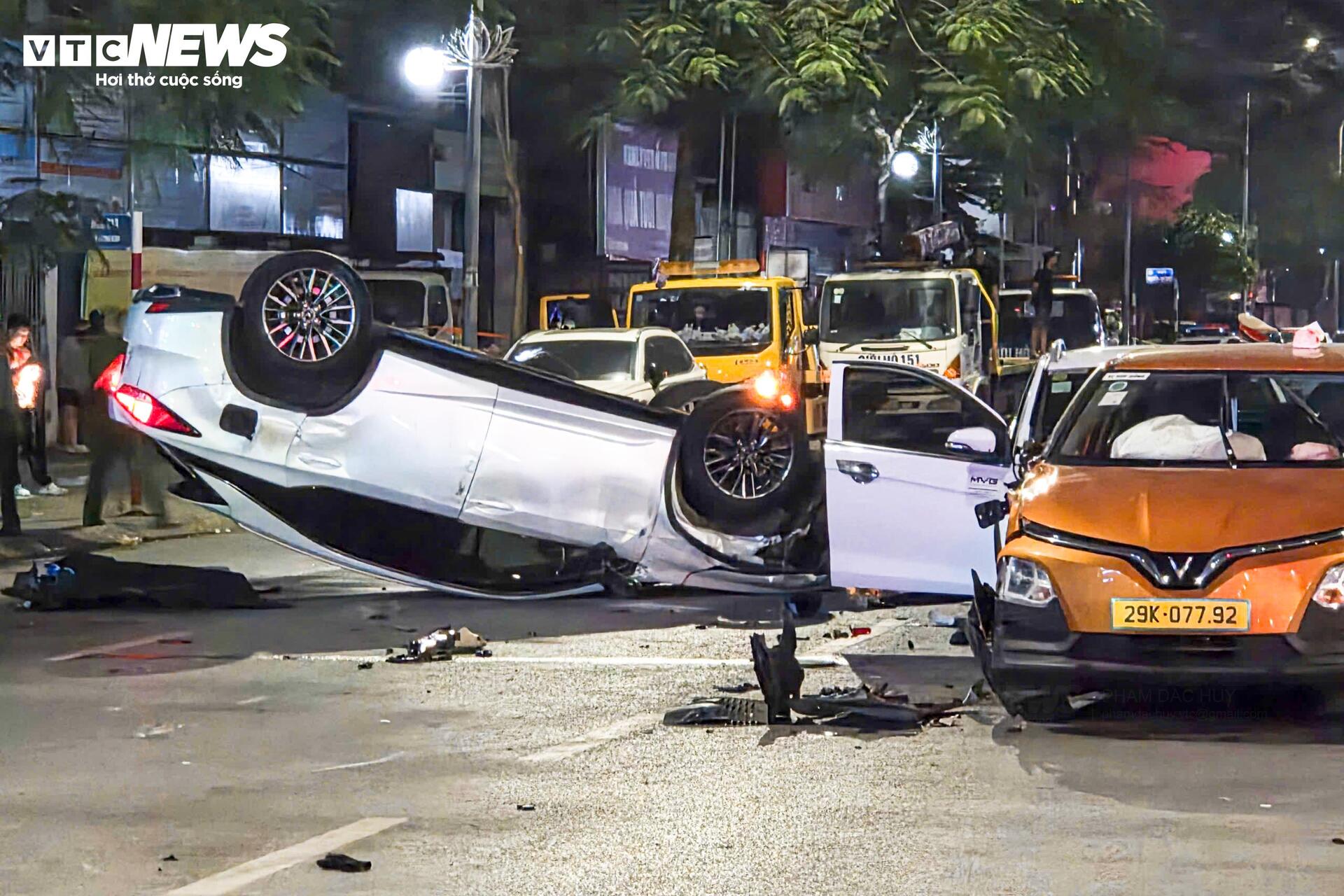 Hiện trường ô tô 'điên' tông liên hoàn khiến 2 người bị thương - 2