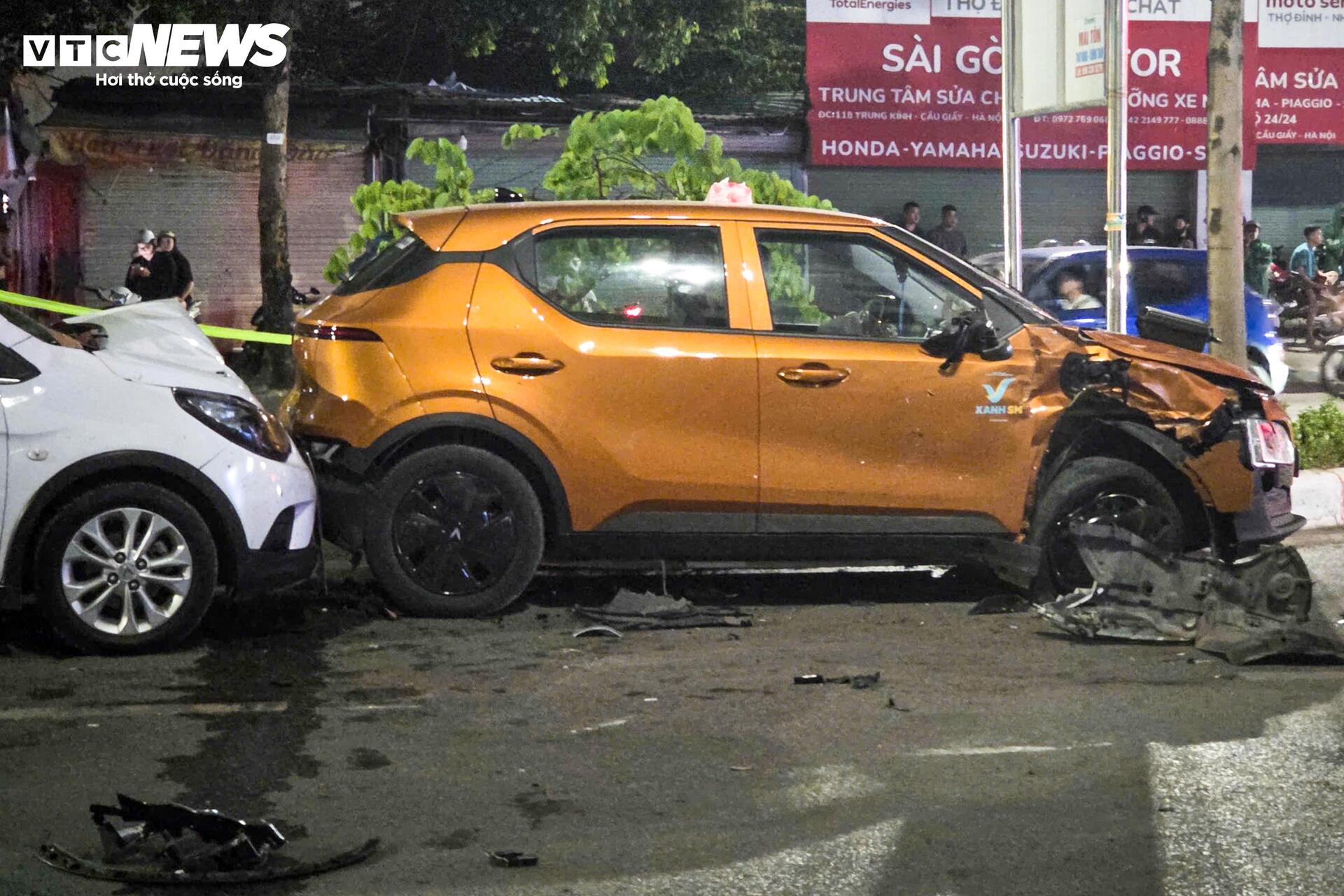 Hiện trường ô tô 'điên' tông liên hoàn khiến 2 người bị thương - 3