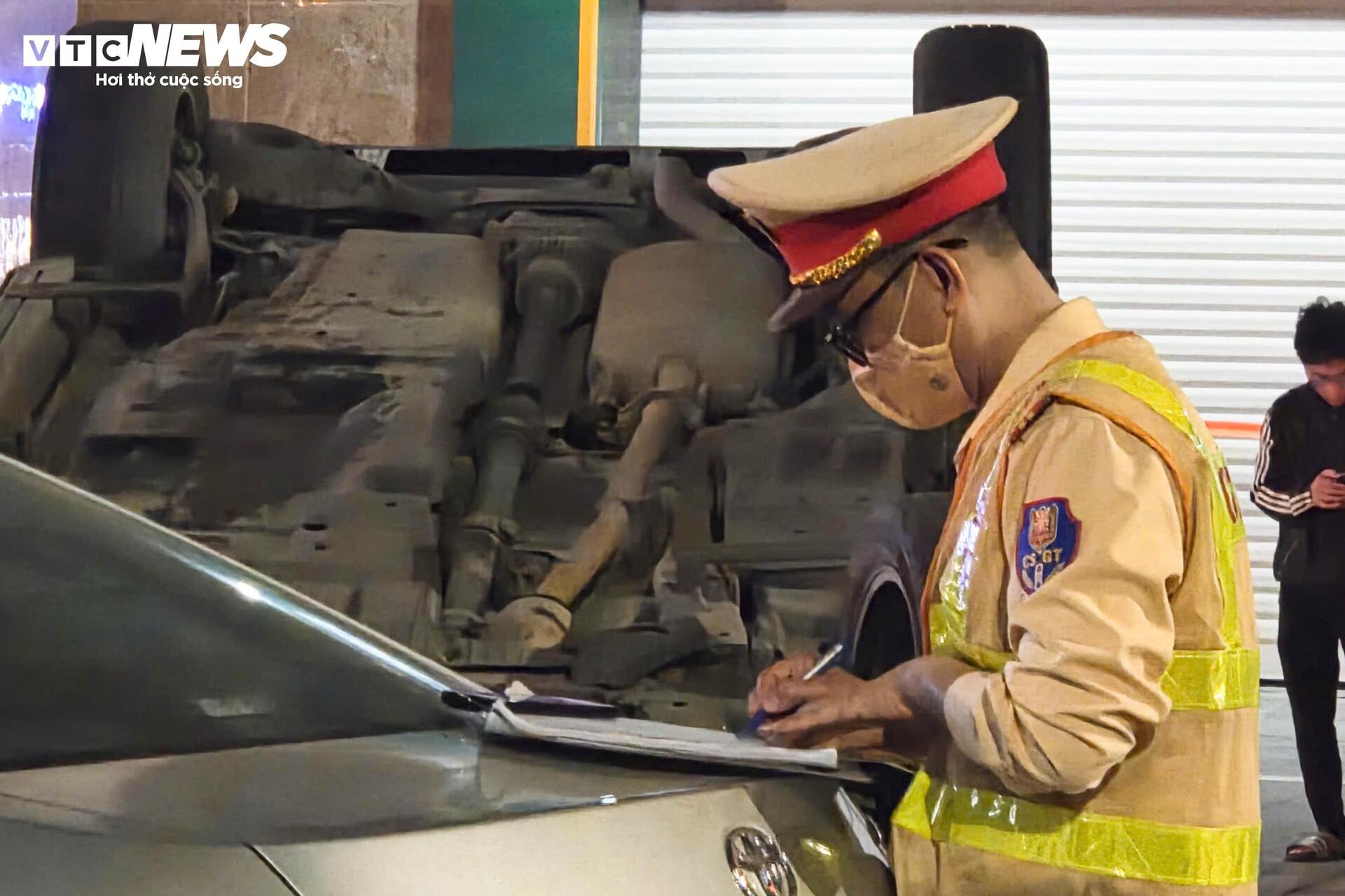 Hiện trường ô tô 'điên' tông liên hoàn khiến 2 người bị thương - 4