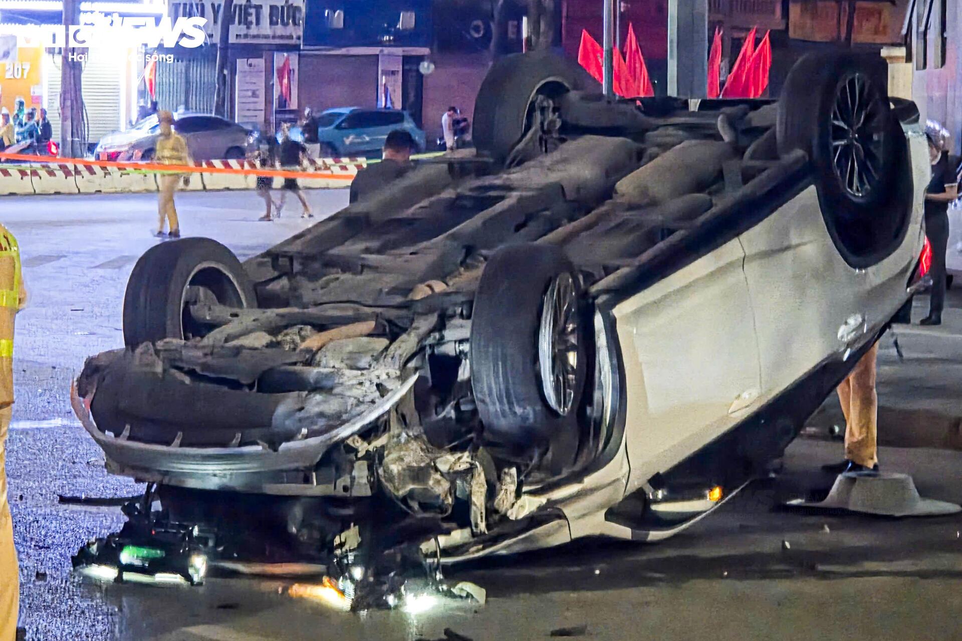 Hiện trường ô tô 'điên' tông liên hoàn khiến 2 người bị thương - 6