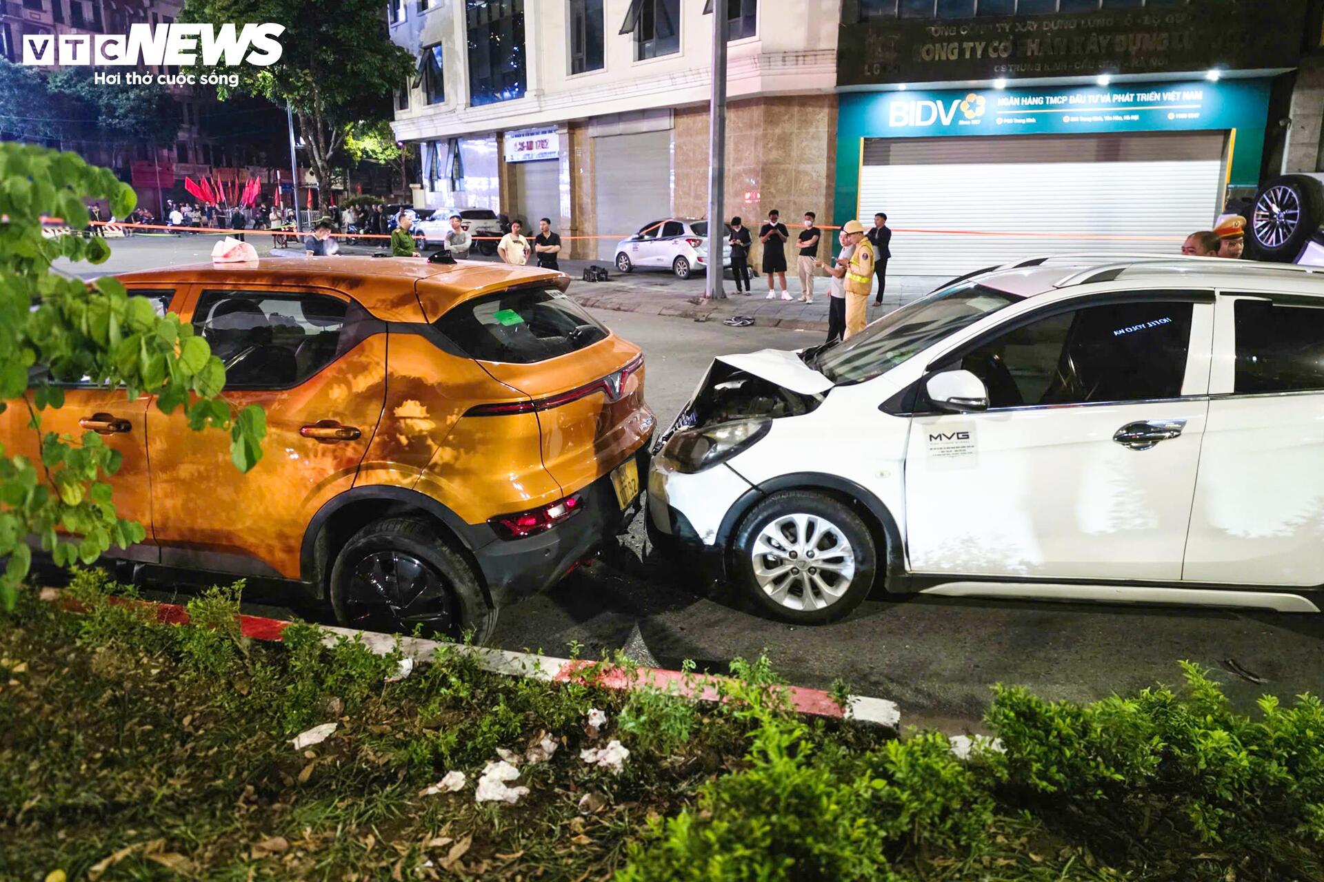 Hiện trường ô tô 'điên' tông liên hoàn khiến 2 người bị thương - 7