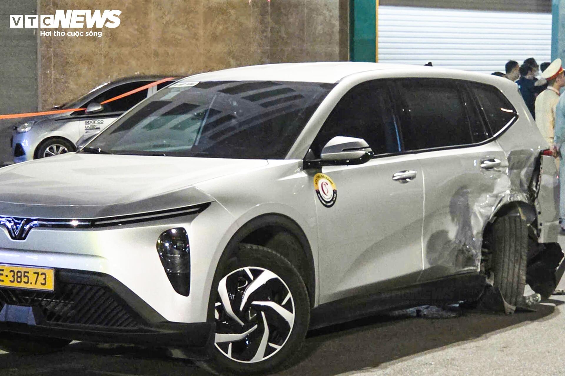 Hiện trường ô tô 'điên' tông liên hoàn khiến 2 người bị thương - 8