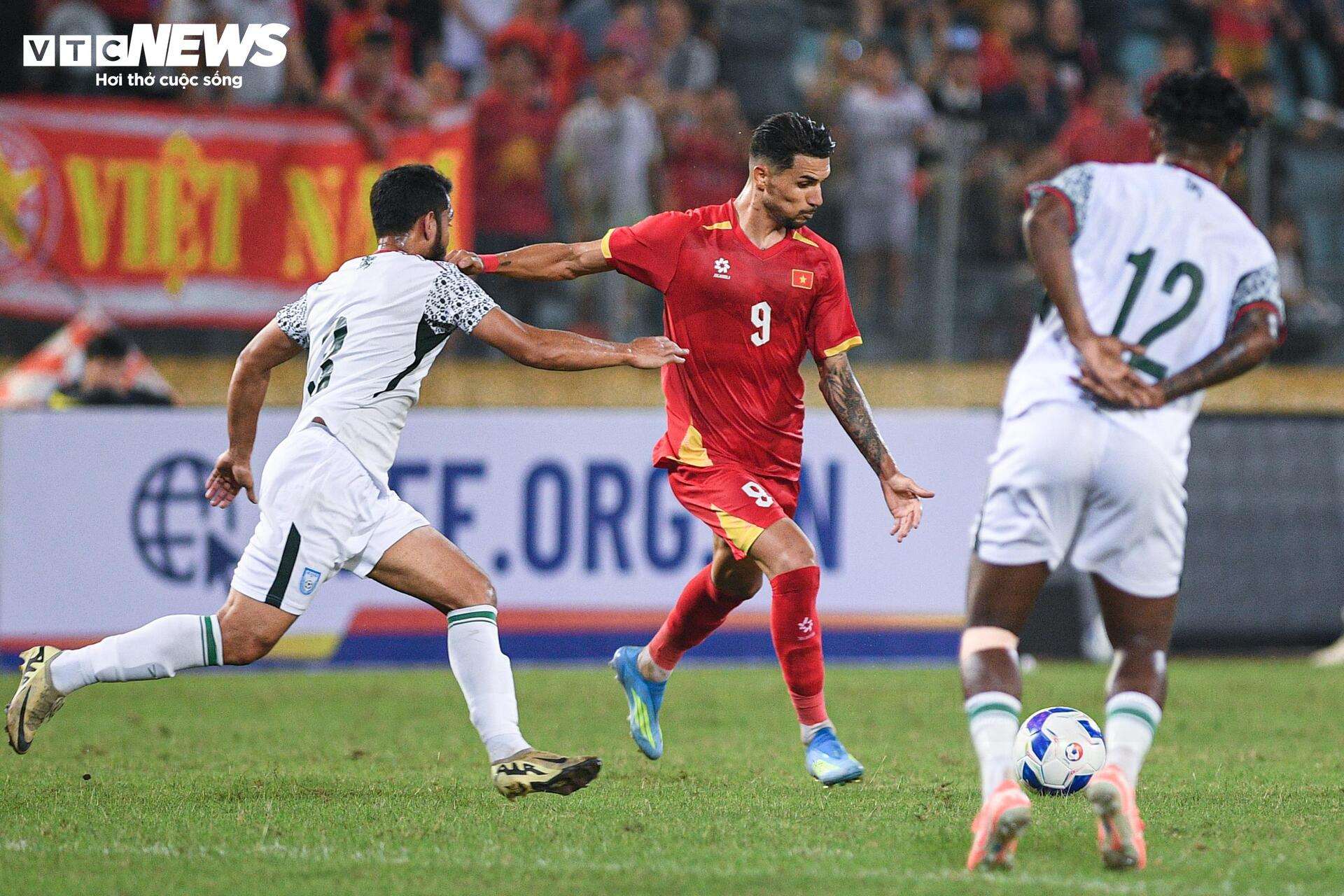 Ra mắt tuyển Việt Nam, Đỗ Hoàng Hên chơi bùng nổ trước Bangladesh - 11