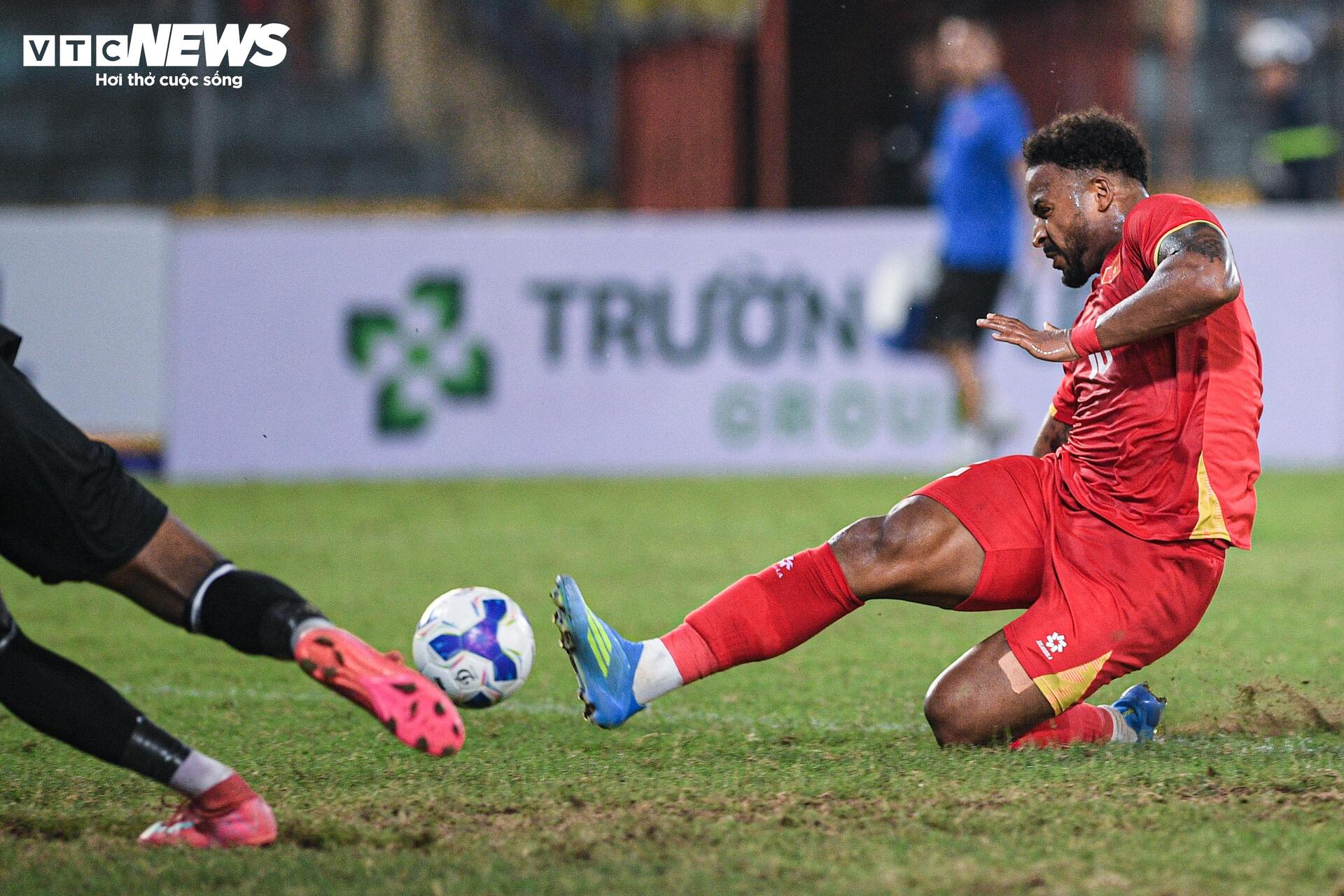 Ra mắt tuyển Việt Nam, Đỗ Hoàng Hên chơi bùng nổ trước Bangladesh - 9