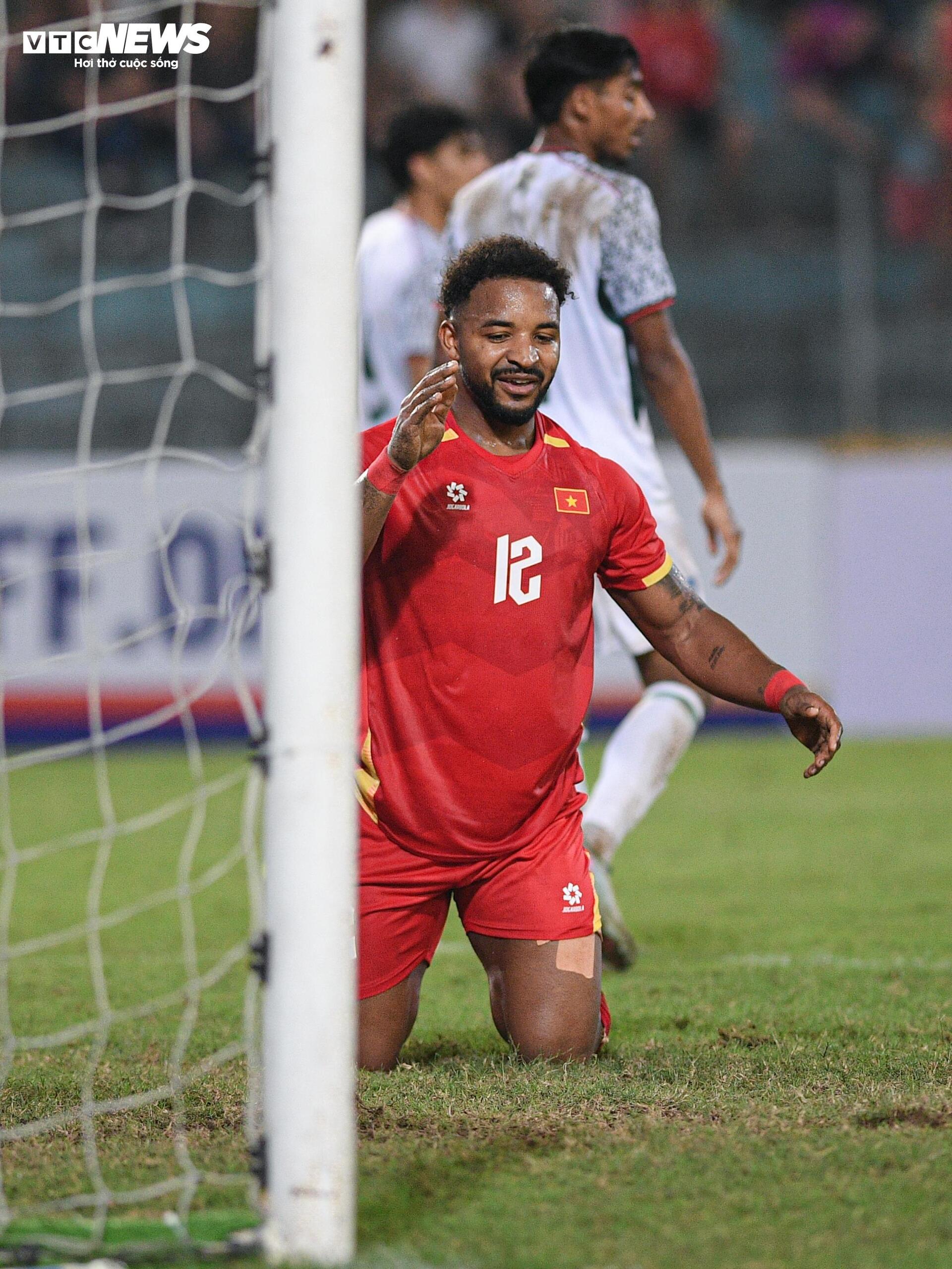 Ra mắt tuyển Việt Nam, Đỗ Hoàng Hên chơi bùng nổ trước Bangladesh - 10