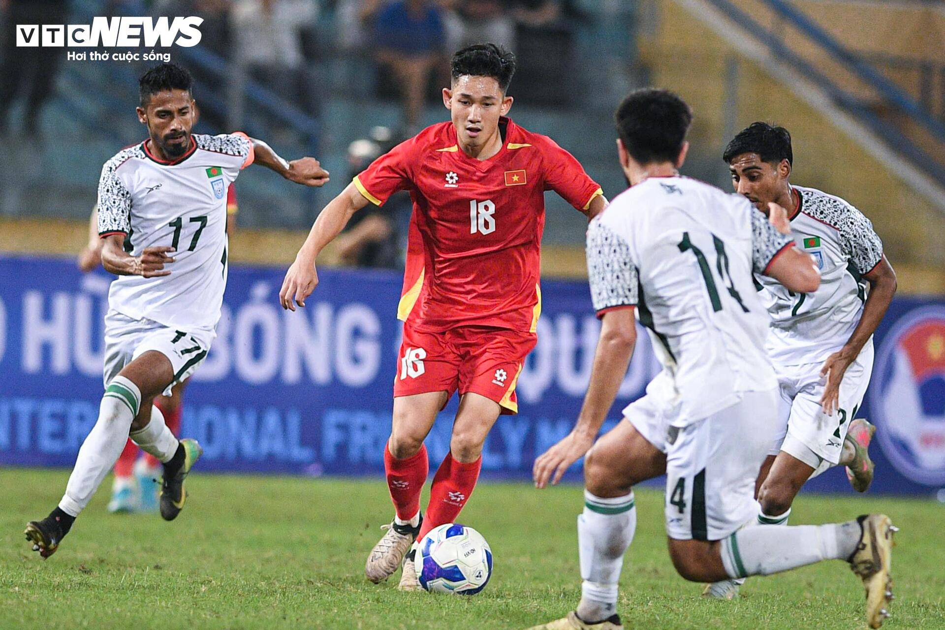 Ra mắt tuyển Việt Nam, Đỗ Hoàng Hên chơi bùng nổ trước Bangladesh - 14