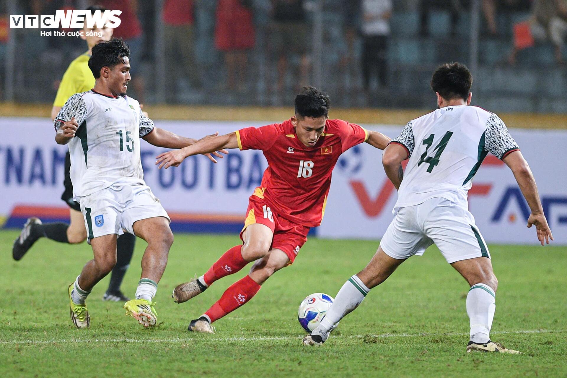 Ra mắt tuyển Việt Nam, Đỗ Hoàng Hên chơi bùng nổ trước Bangladesh - 13