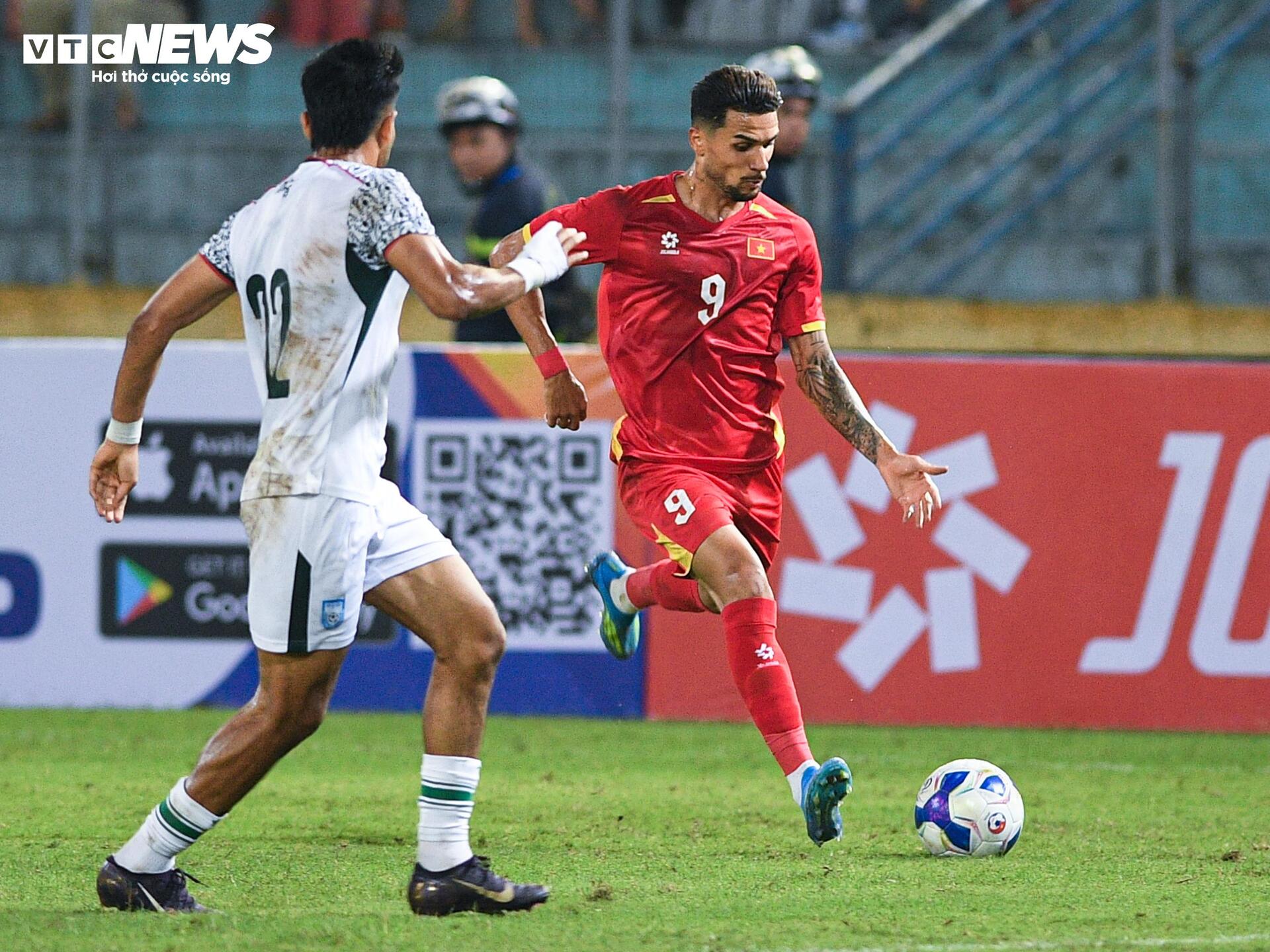 Ra mắt tuyển Việt Nam, Đỗ Hoàng Hên chơi bùng nổ trước Bangladesh - 5