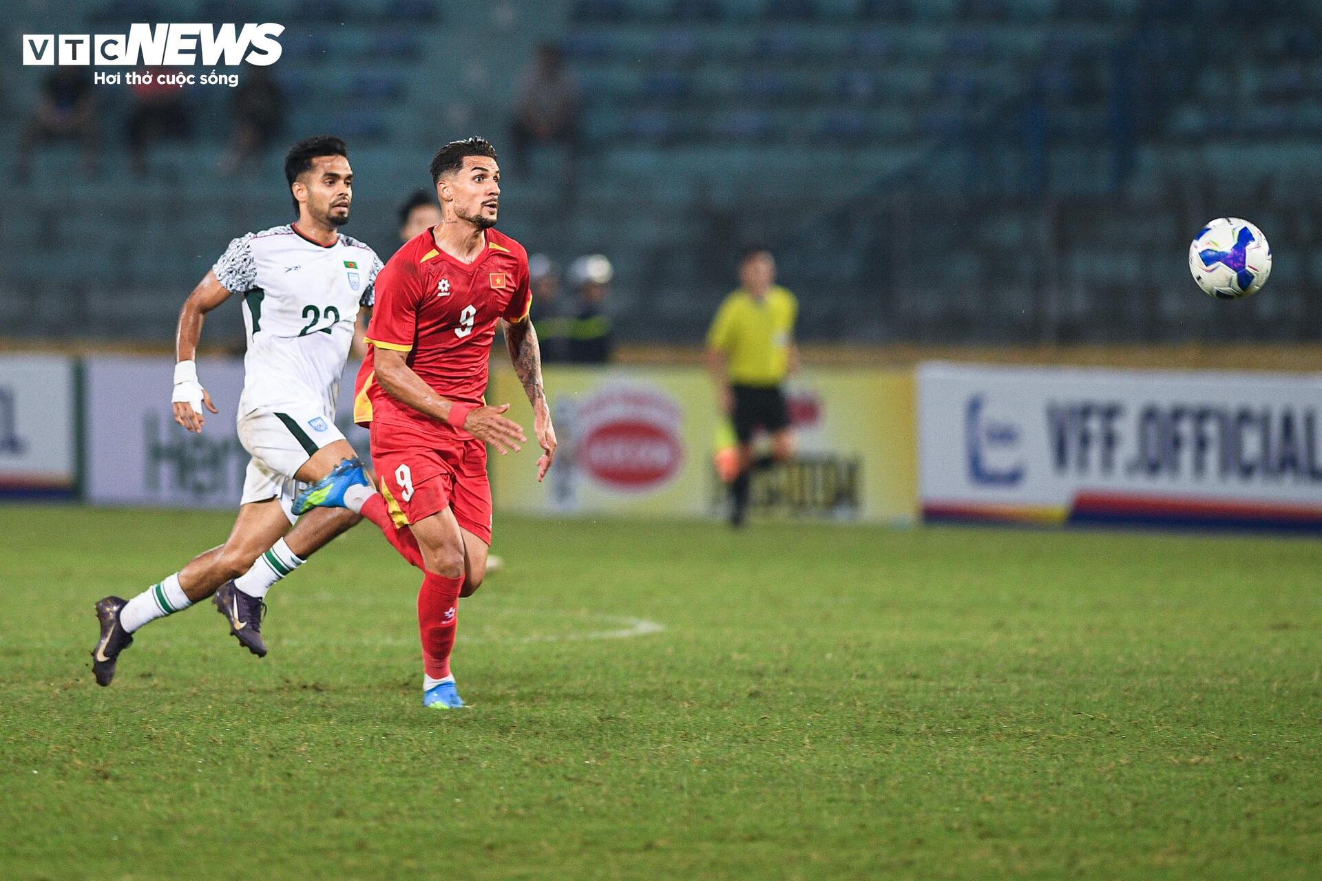 Ra mắt tuyển Việt Nam, Đỗ Hoàng Hên chơi bùng nổ trước Bangladesh - 6