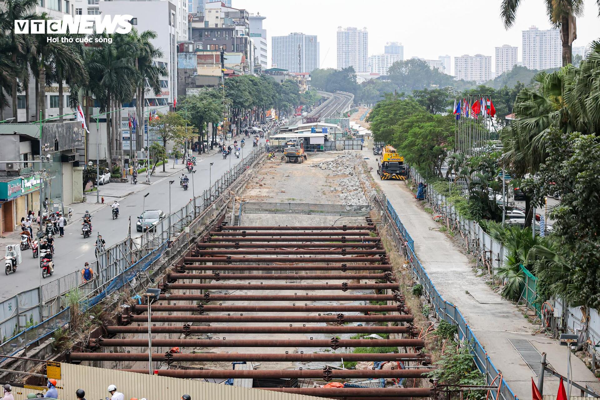 Không chỉ khu vực trước ga Hà Nội, đoạn thi công metro tại Kim Mã cũng kéo dài nhiều năm, ảnh hưởng đến giao thông và đời sống người dân. (Ảnh: Minh Đức)
