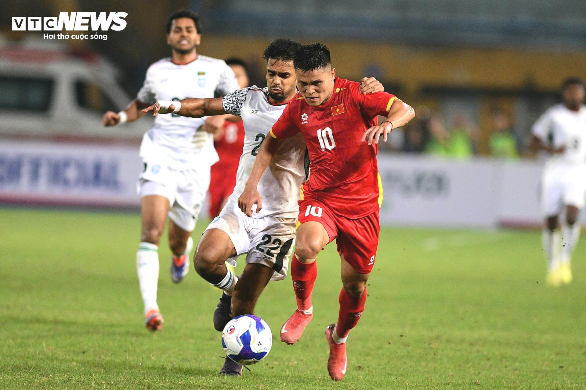 Ra mắt tuyển Việt Nam, Đỗ Hoàng Hên chơi bùng nổ trước Bangladesh - 1