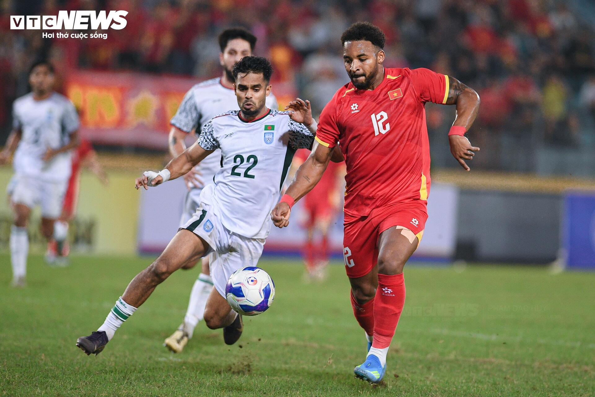 Dàn sao CLB Hà Nội bùng nổ, tuyển Việt Nam thắng dễ Bangladesh - 1