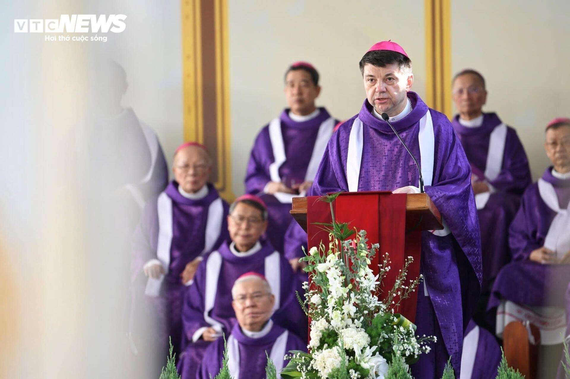 Thánh lễ an táng Đức Hồng y Gioan Baotixita Phạm Minh Mẫn - 11