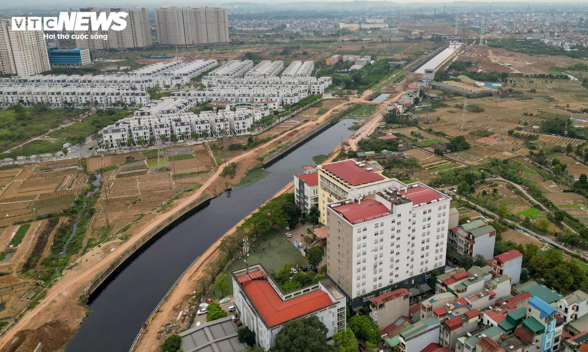 Rác thải bóp nghẹt 5km kênh ở Hà Nội, nước đen hôi nồng nặc - 15