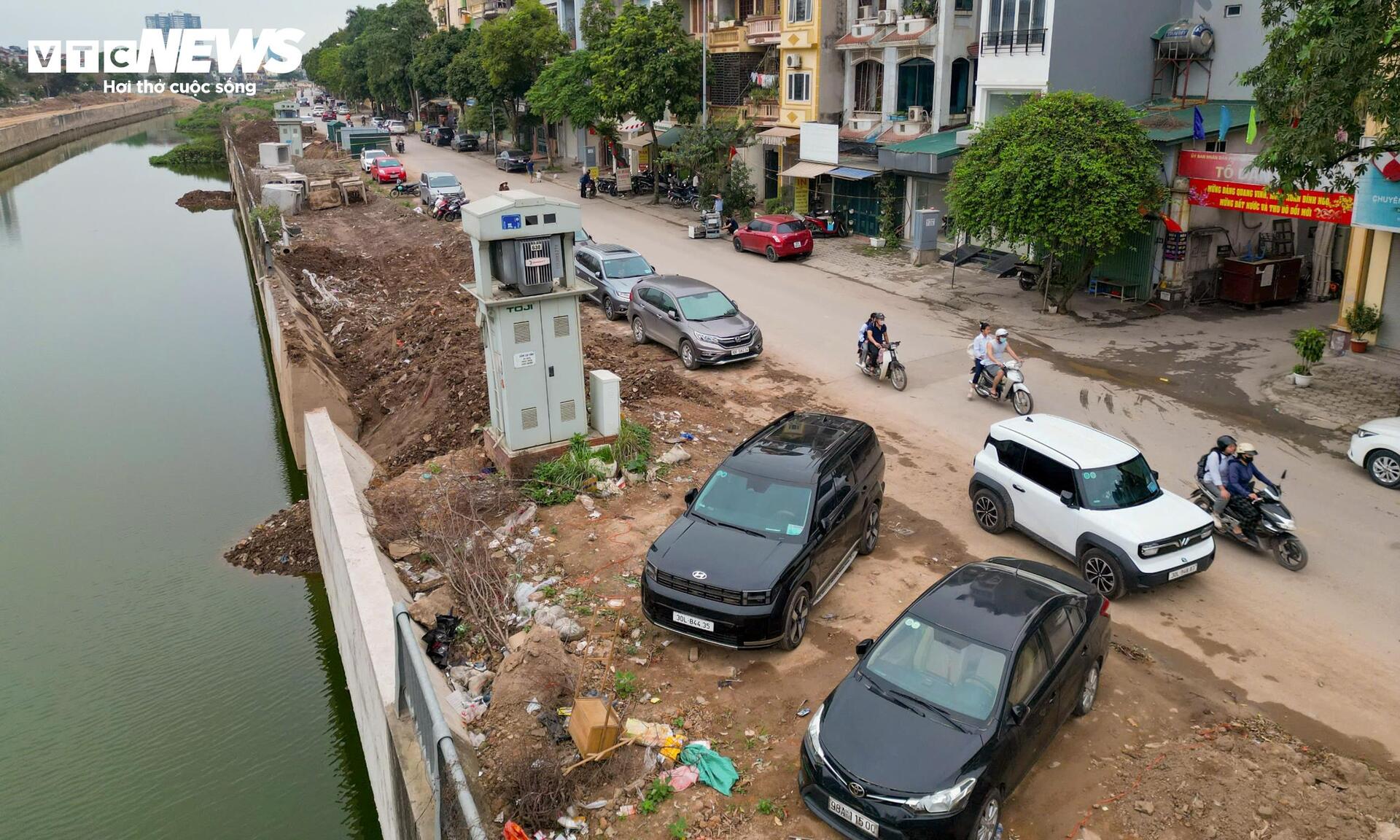 Rác thải bóp nghẹt 5km kênh ở Hà Nội, nước đen hôi nồng nặc - 11