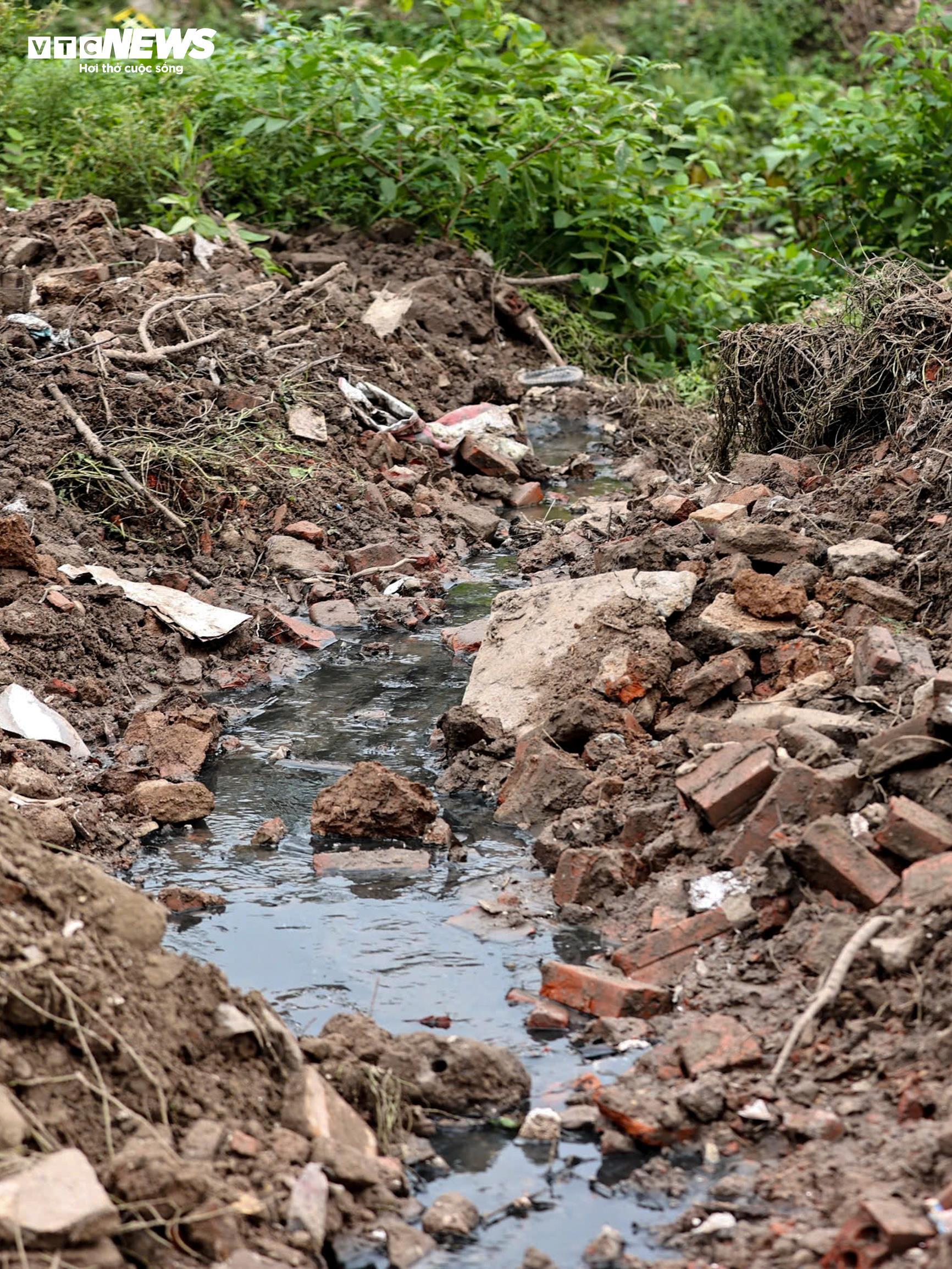 Rác thải bóp nghẹt 5km kênh ở Hà Nội, nước đen hôi nồng nặc - 4
