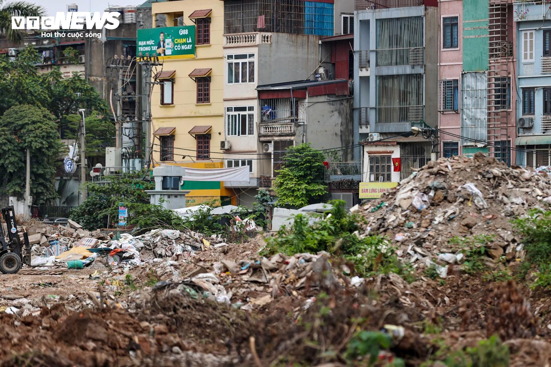 Rác thải bóp nghẹt 5km kênh ở Hà Nội, nước đen hôi nồng nặc - 10