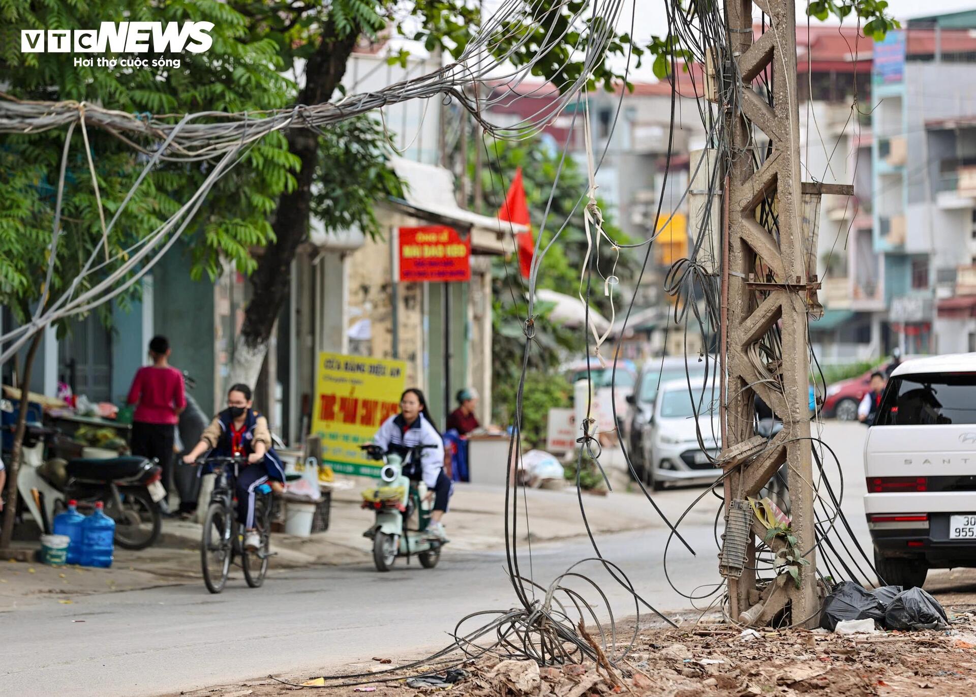 Rác thải bóp nghẹt 5km kênh ở Hà Nội, nước đen hôi nồng nặc - 13