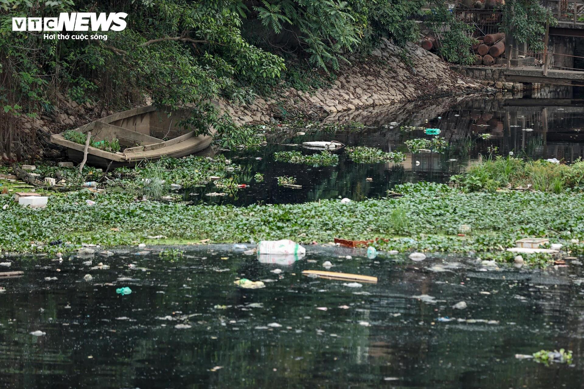 Rác thải bóp nghẹt 5km kênh ở Hà Nội, nước đen hôi nồng nặc - 7