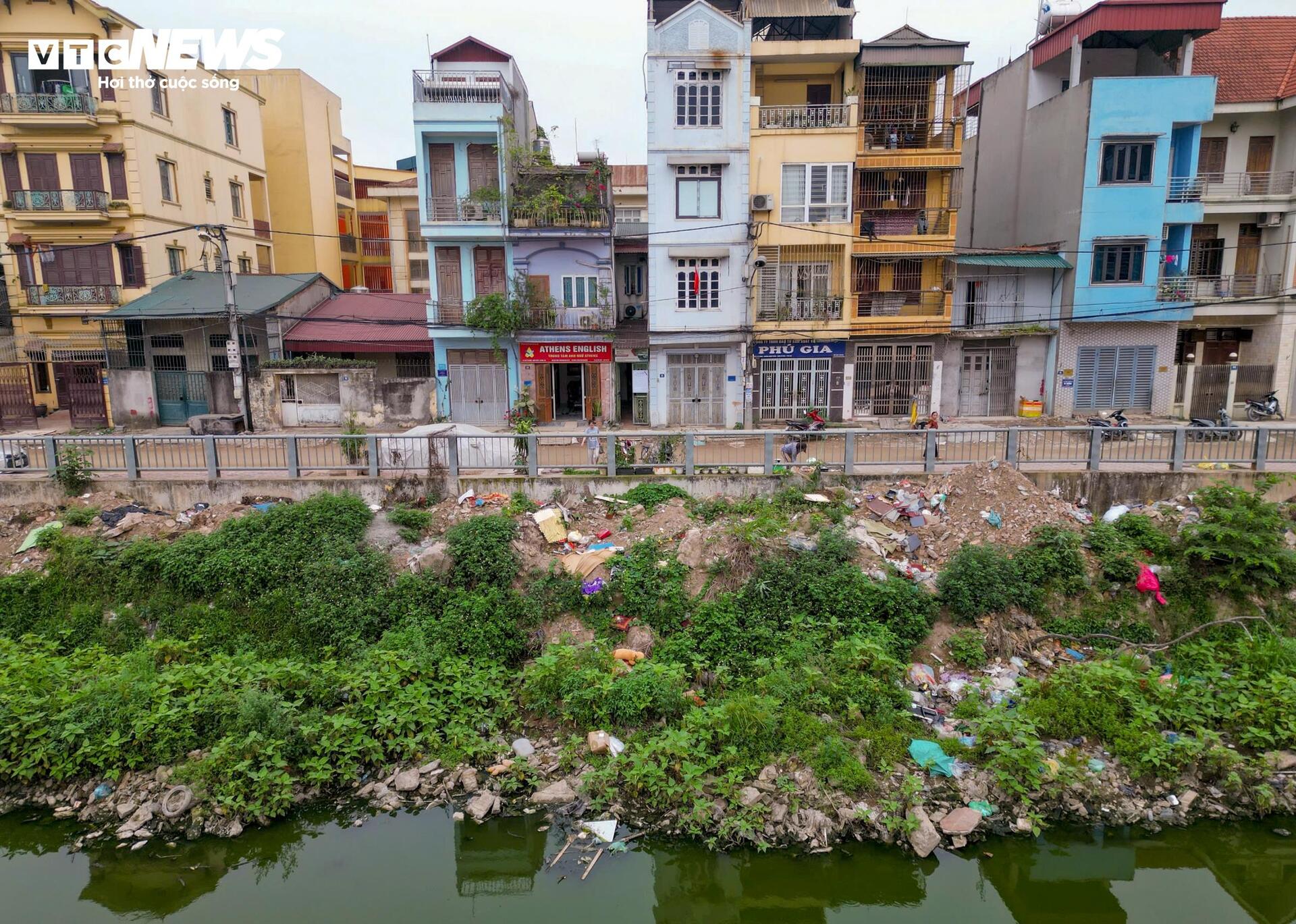 Rác thải bóp nghẹt 5km kênh ở Hà Nội, nước đen hôi nồng nặc - 9