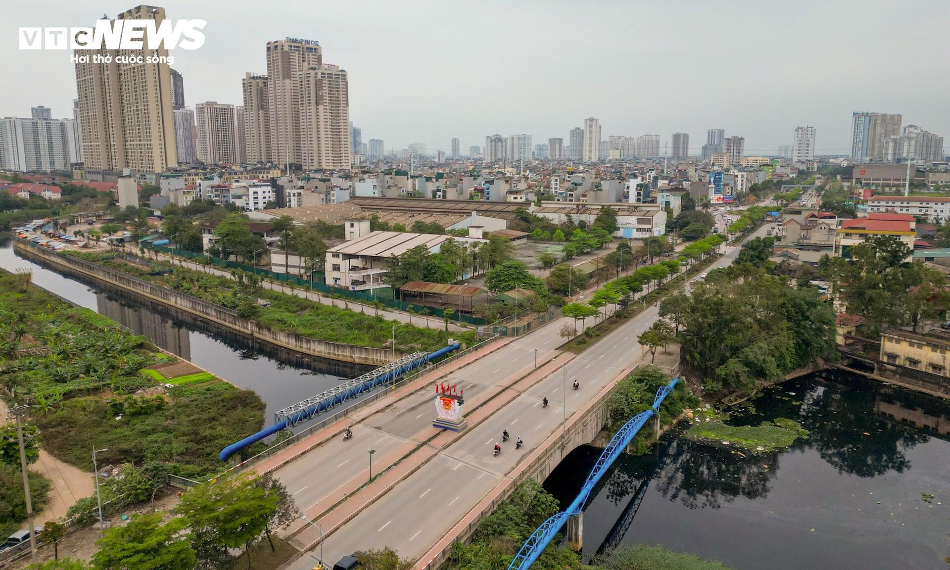 Rác thải bóp nghẹt 5km kênh ở Hà Nội, nước đen hôi nồng nặc - 14