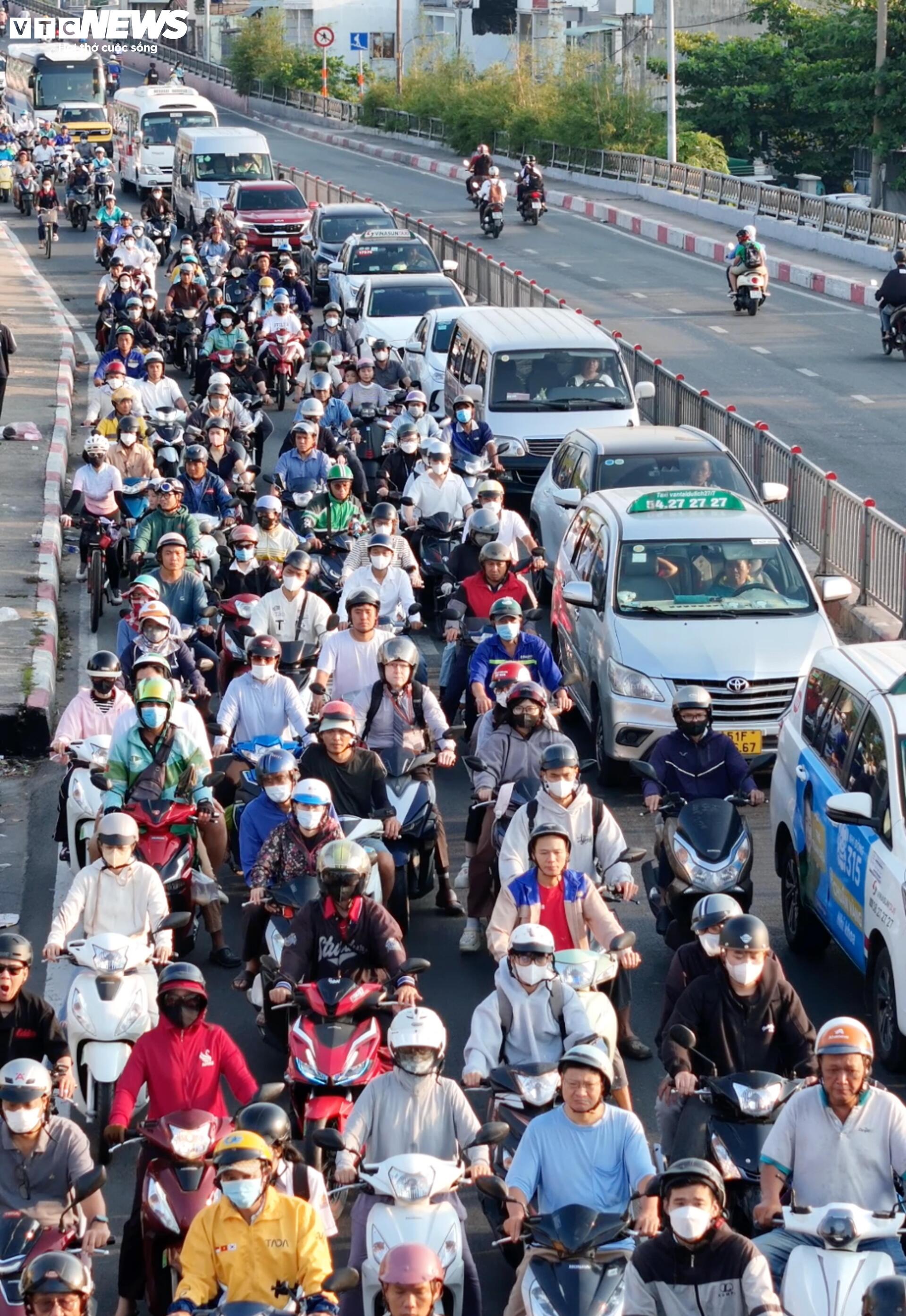 Tấm thép 10 tấn đè cabin xe rác, tài xế tử vong, cửa ngõ TP.HCM ùn tắc - 7