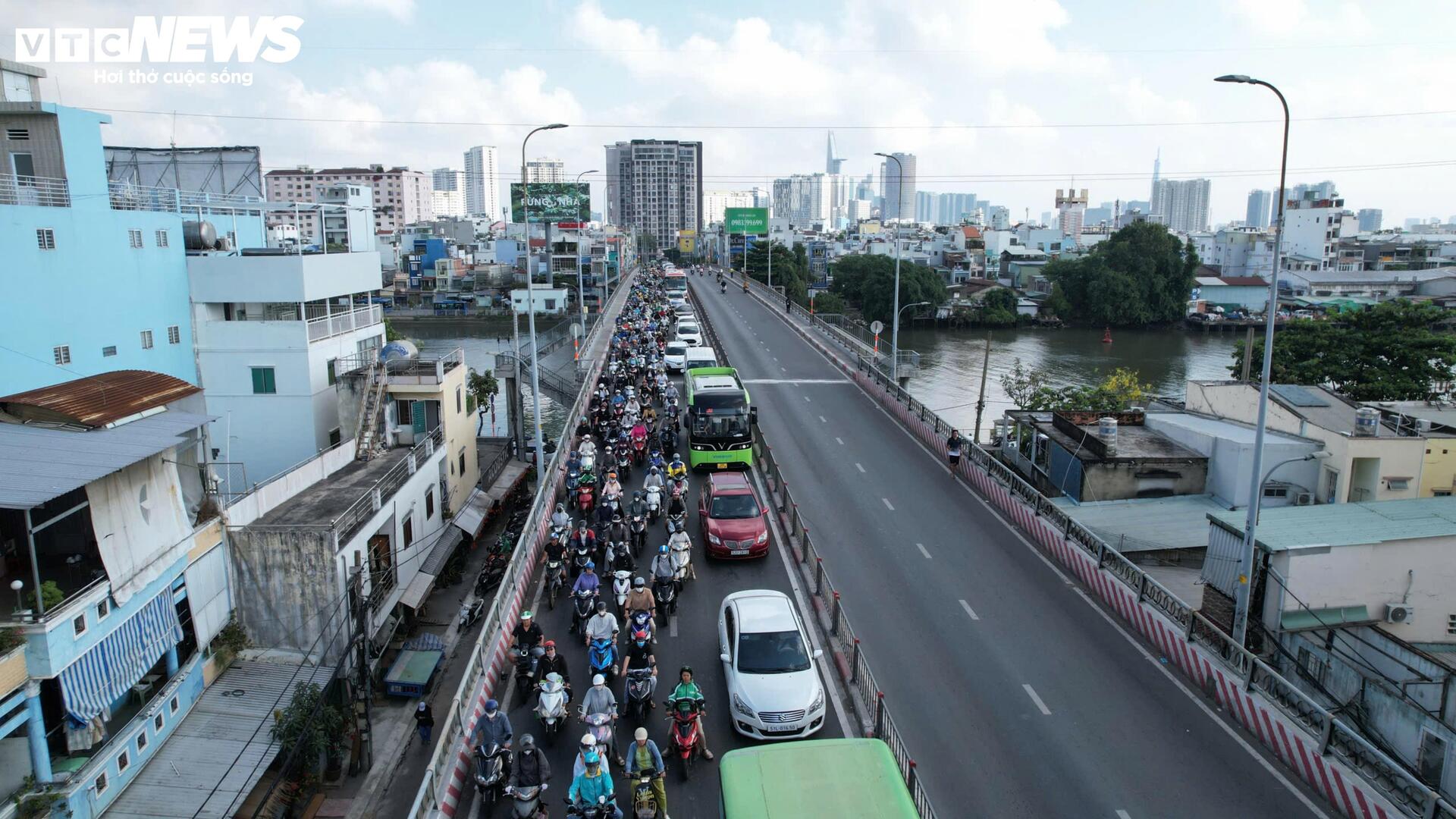 Tấm thép 10 tấn đè cabin xe rác, tài xế tử vong, cửa ngõ TP.HCM ùn tắc - 5