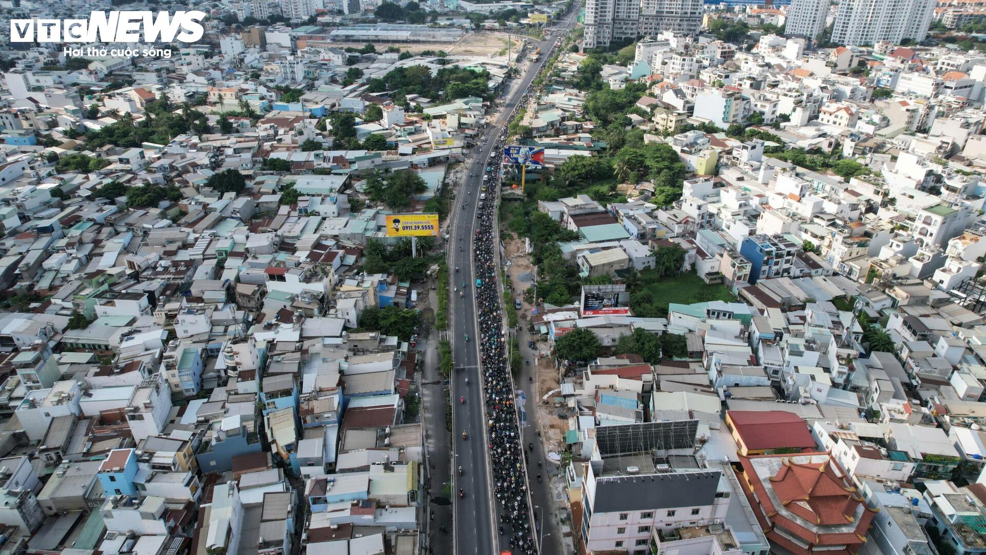 Tấm thép 10 tấn đè cabin xe rác, tài xế tử vong, cửa ngõ TP.HCM ùn tắc - 1