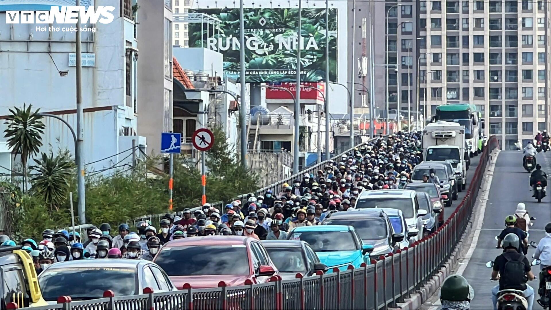 Tấm thép 10 tấn đè cabin xe rác, tài xế tử vong, cửa ngõ TP.HCM ùn tắc - 8