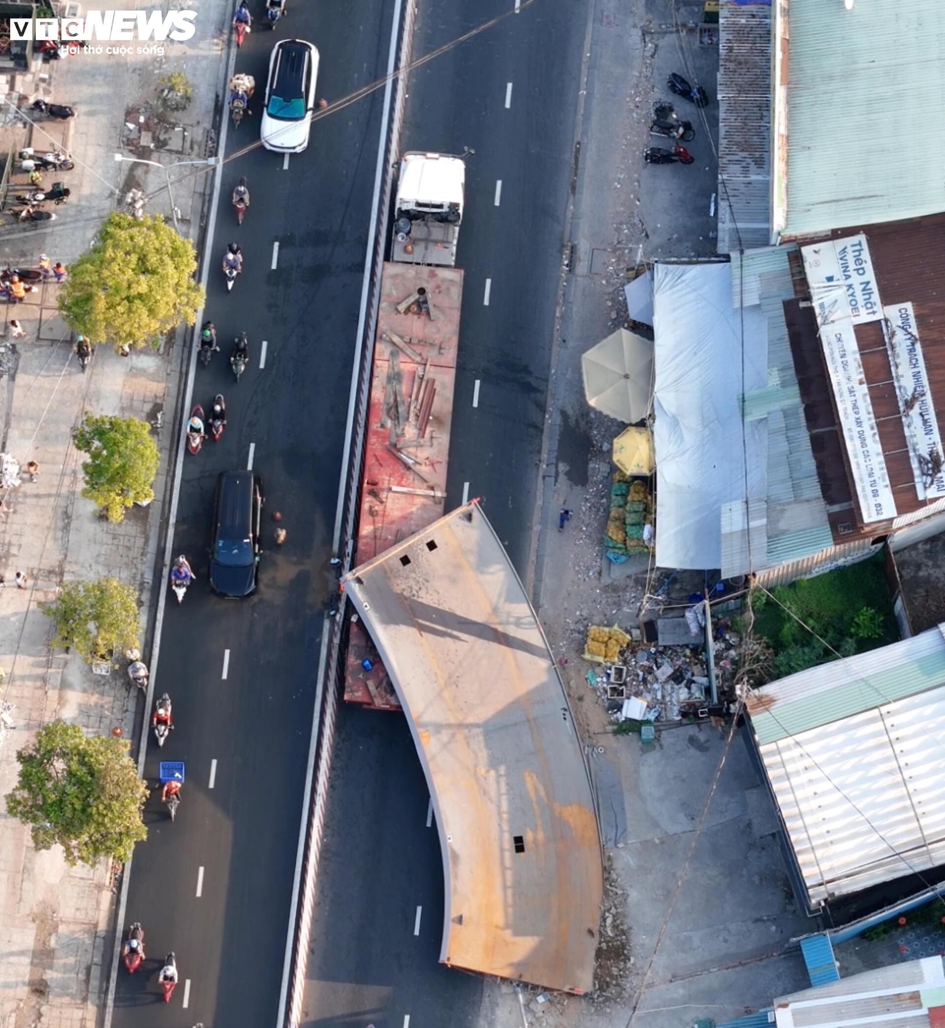 Tấm thép 10 tấn đè cabin xe rác, tài xế tử vong, cửa ngõ TP.HCM ùn tắc - 4