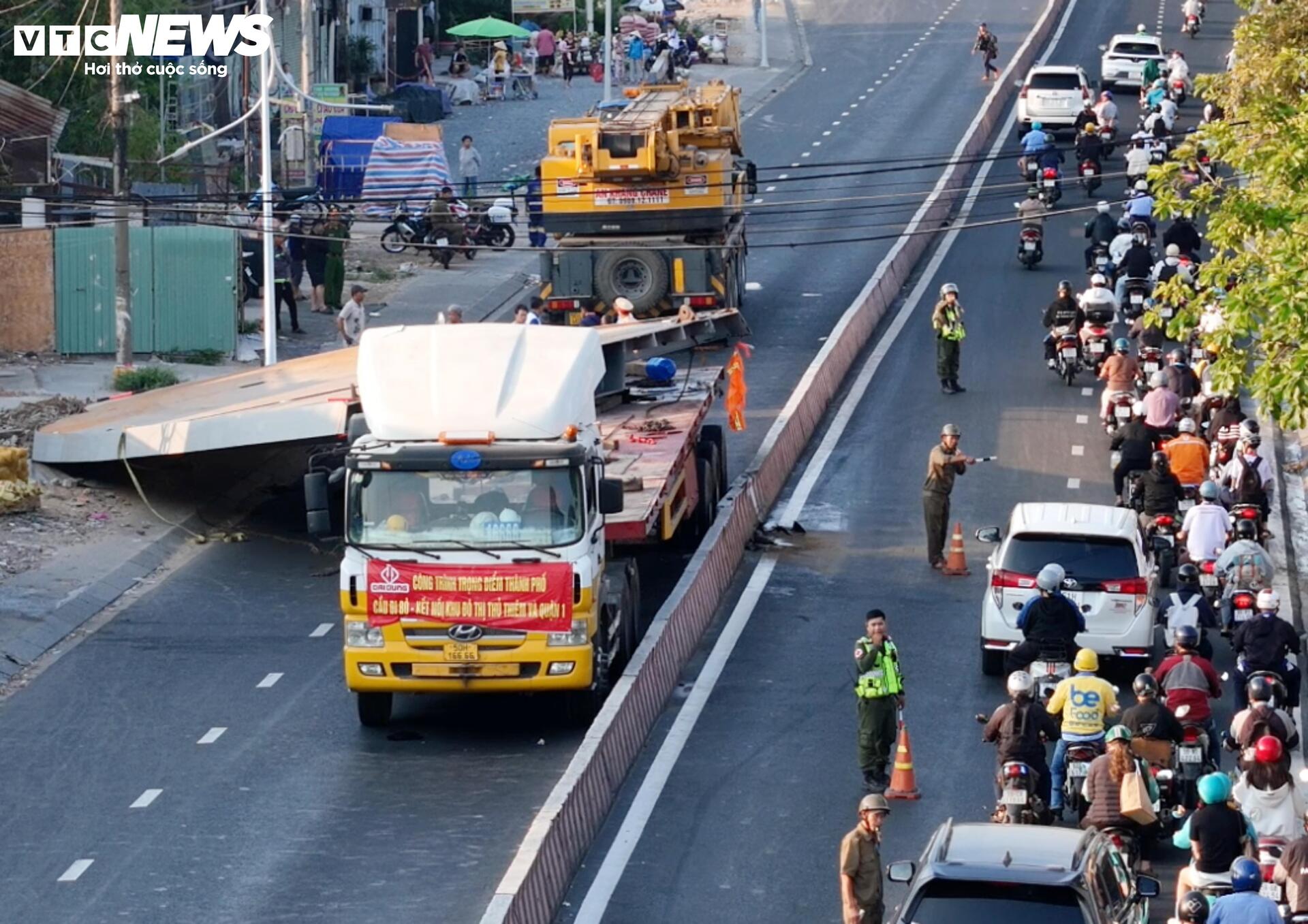 Tấm thép 10 tấn đè cabin xe rác, tài xế tử vong, cửa ngõ TP.HCM ùn tắc - 3