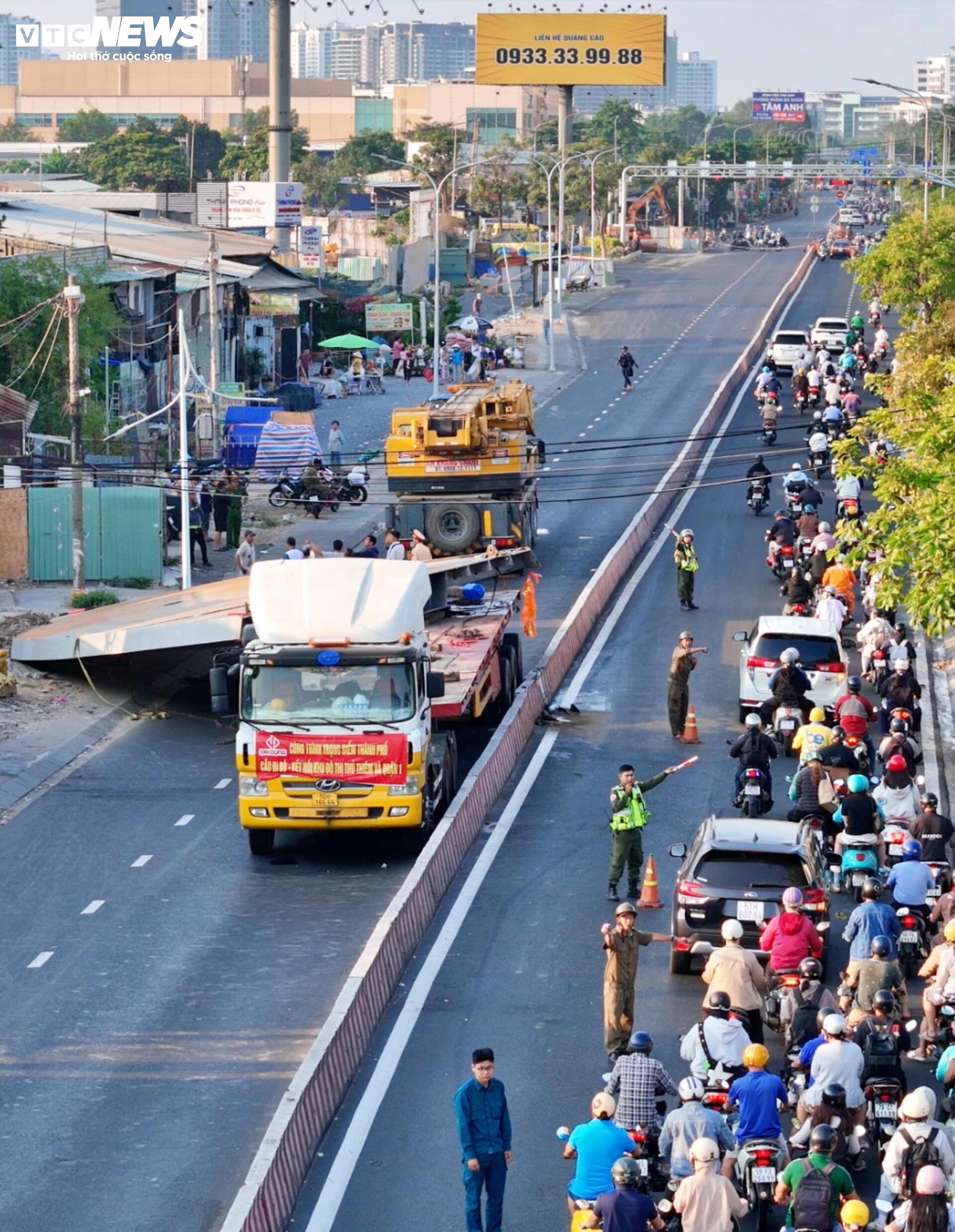 Tấm thép 10 tấn đè cabin xe rác, tài xế tử vong, cửa ngõ TP.HCM ùn tắc - 6