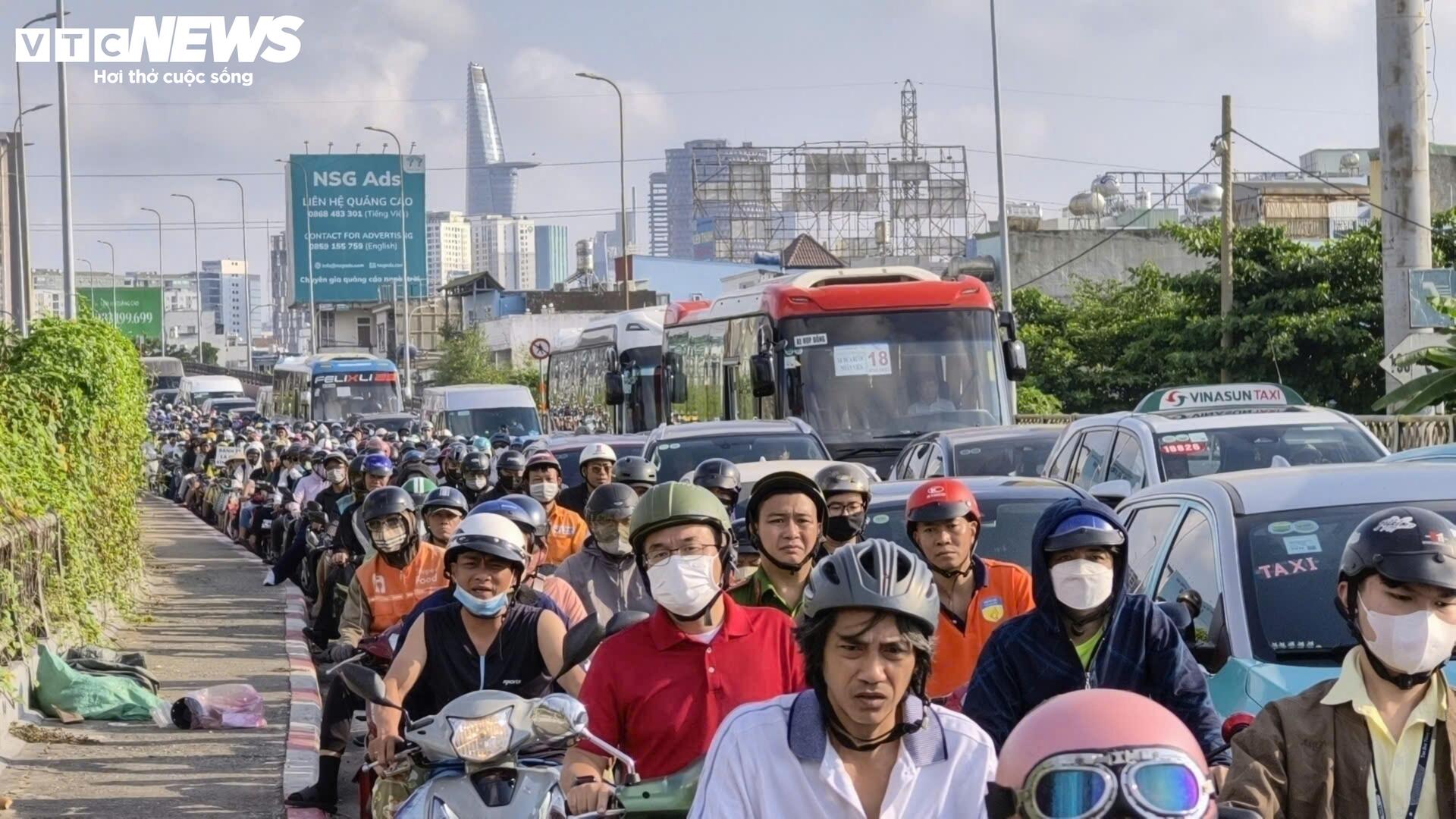 Tấm thép 10 tấn đè cabin xe rác, tài xế tử vong, cửa ngõ TP.HCM ùn tắc - 9