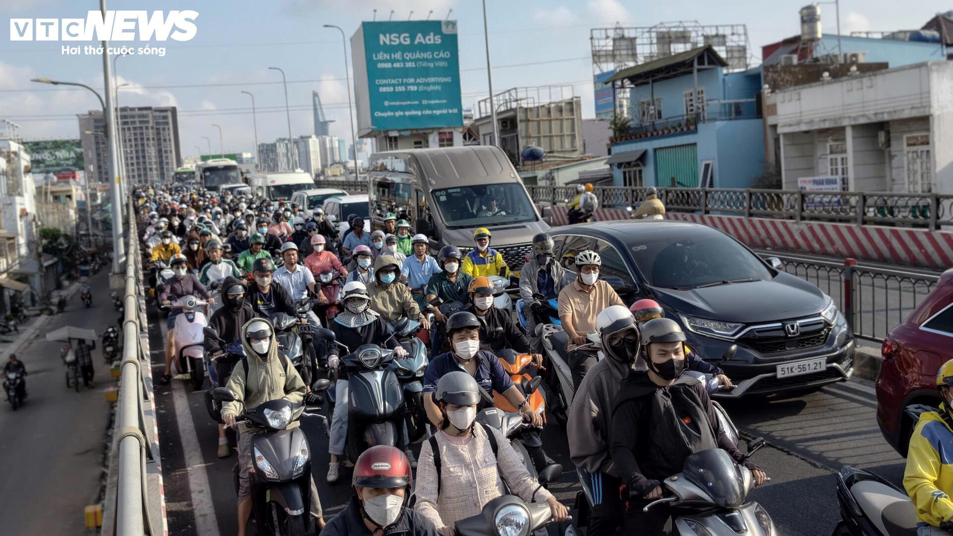 Tấm thép 10 tấn đè cabin xe rác, tài xế tử vong, cửa ngõ TP.HCM ùn tắc - 2