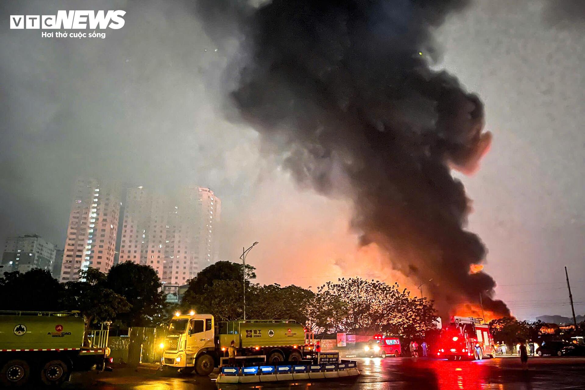 Cảnh sát dùng robot, máy xúc xuyên đêm dập đám cháy xưởng 6.000m² ở Hà Nội - 1