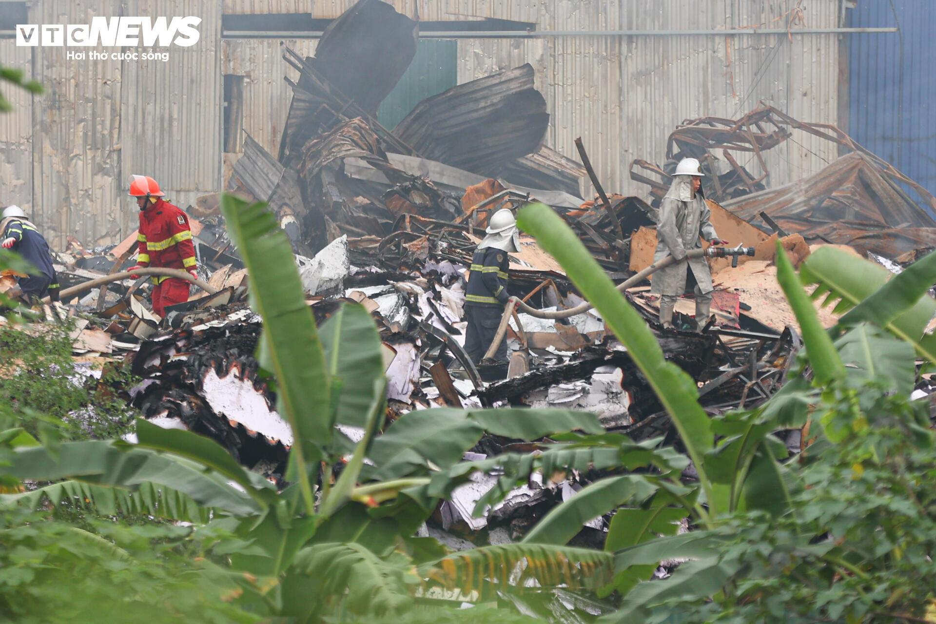 Cảnh sát dùng robot, máy xúc xuyên đêm dập đám cháy xưởng 6.000m² ở Hà Nội - 10