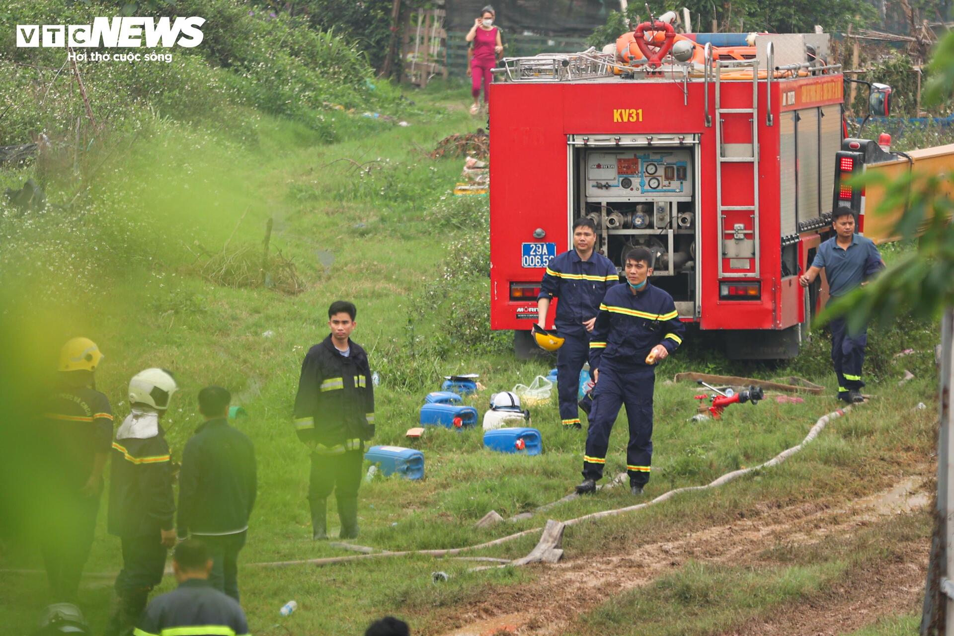 Cảnh sát dùng robot, máy xúc xuyên đêm dập đám cháy xưởng 6.000m² ở Hà Nội - 11