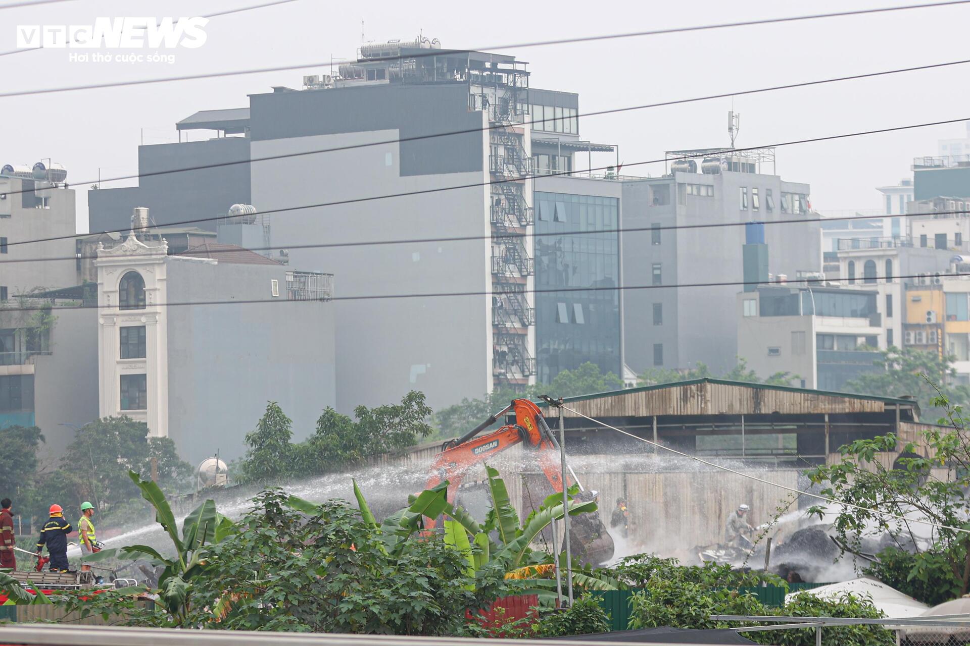 Cảnh sát dùng robot, máy xúc xuyên đêm dập đám cháy xưởng 6.000m² ở Hà Nội - 12