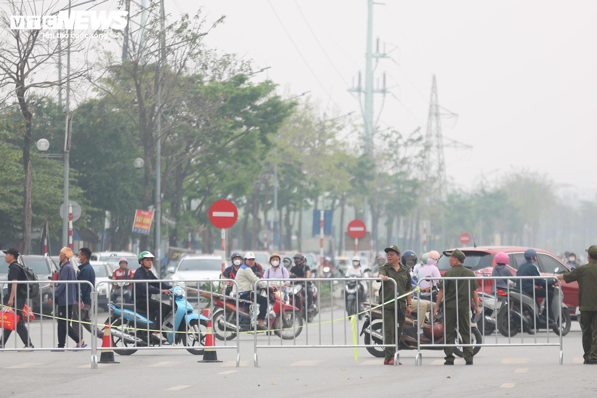 Cảnh sát dùng robot, máy xúc xuyên đêm dập đám cháy xưởng 6.000m² ở Hà Nội - 13