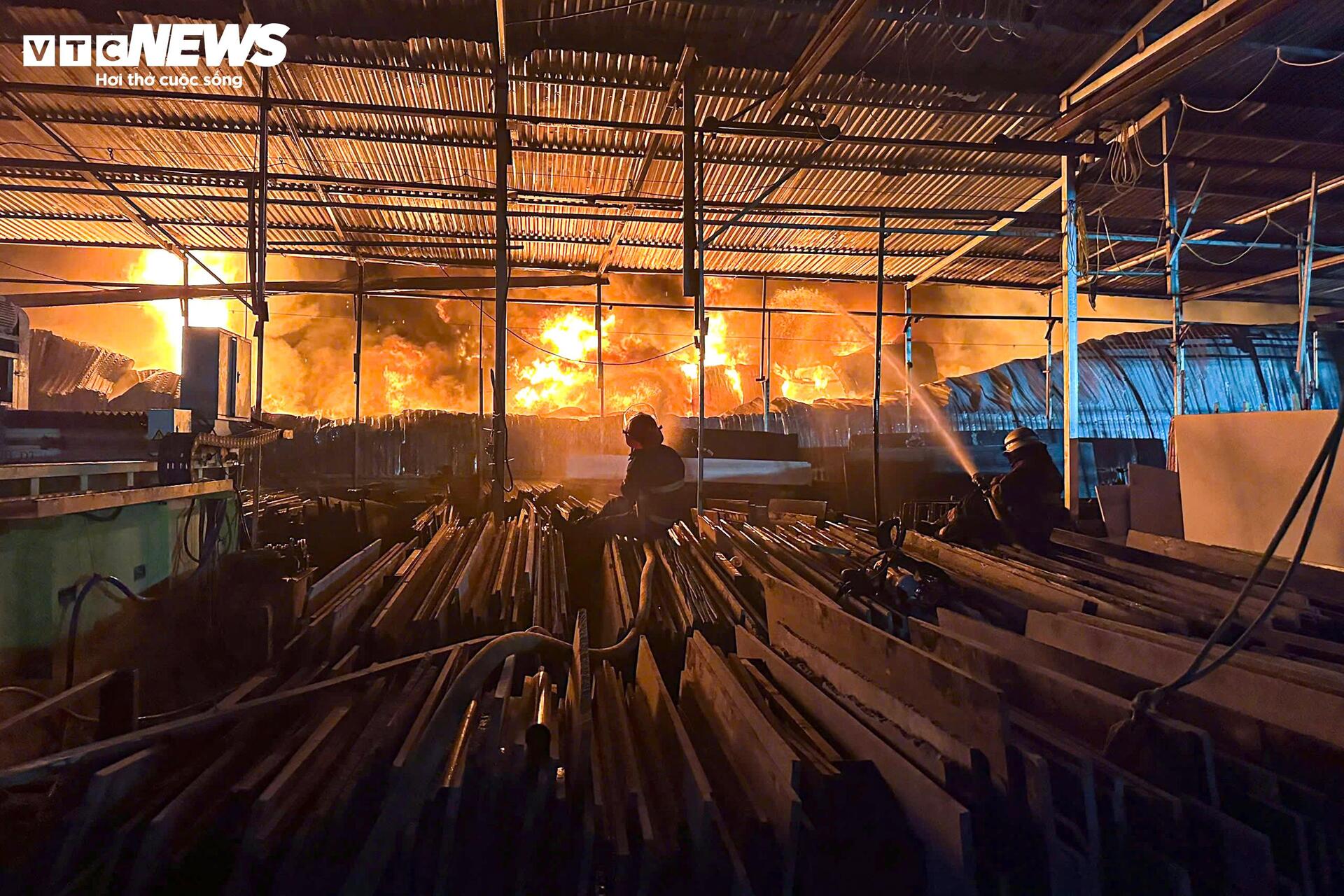 Cảnh sát dùng robot, máy xúc xuyên đêm dập đám cháy xưởng 6.000m² ở Hà Nội - 2