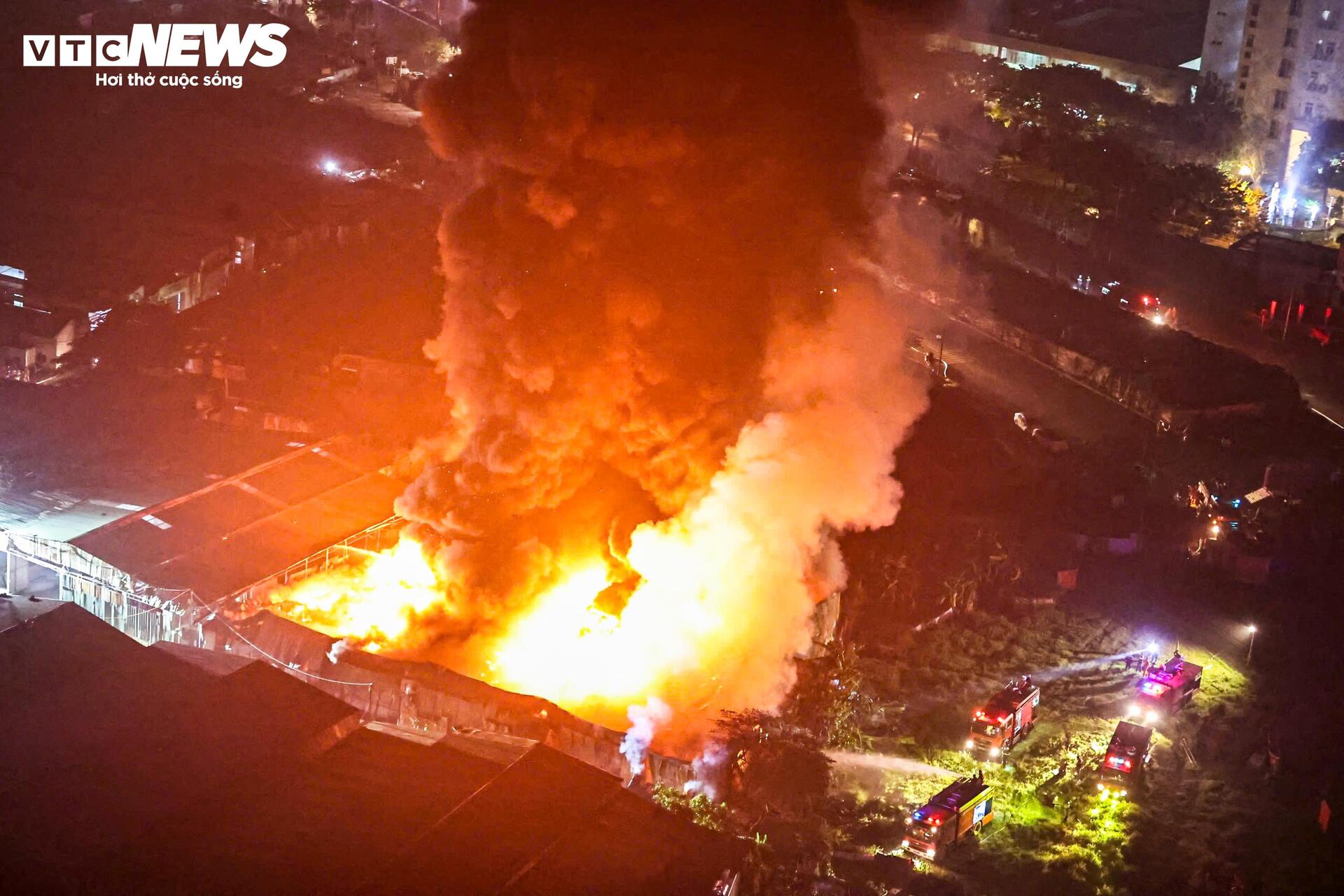 Cảnh sát dùng robot, máy xúc xuyên đêm dập đám cháy xưởng 6.000m² ở Hà Nội - 3