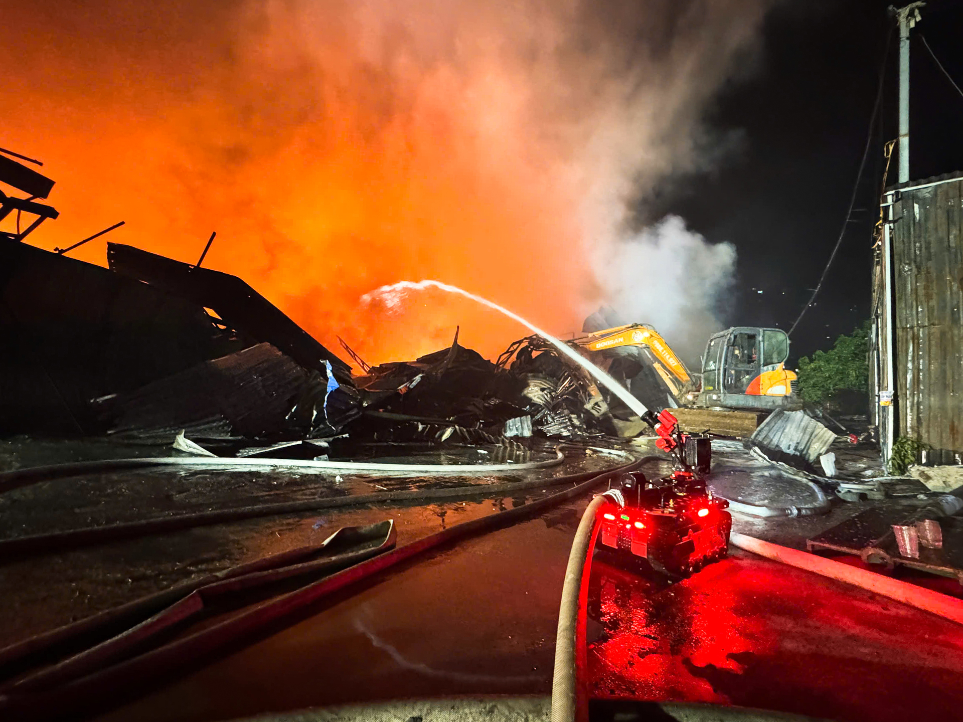 Cảnh sát dùng robot, máy xúc xuyên đêm dập đám cháy xưởng 6.000m² ở Hà Nội - 6