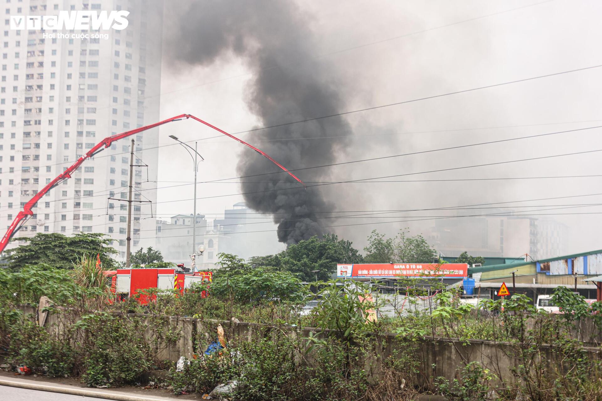 Cảnh sát dùng robot, máy xúc xuyên đêm dập đám cháy xưởng 6.000m² ở Hà Nội - 7