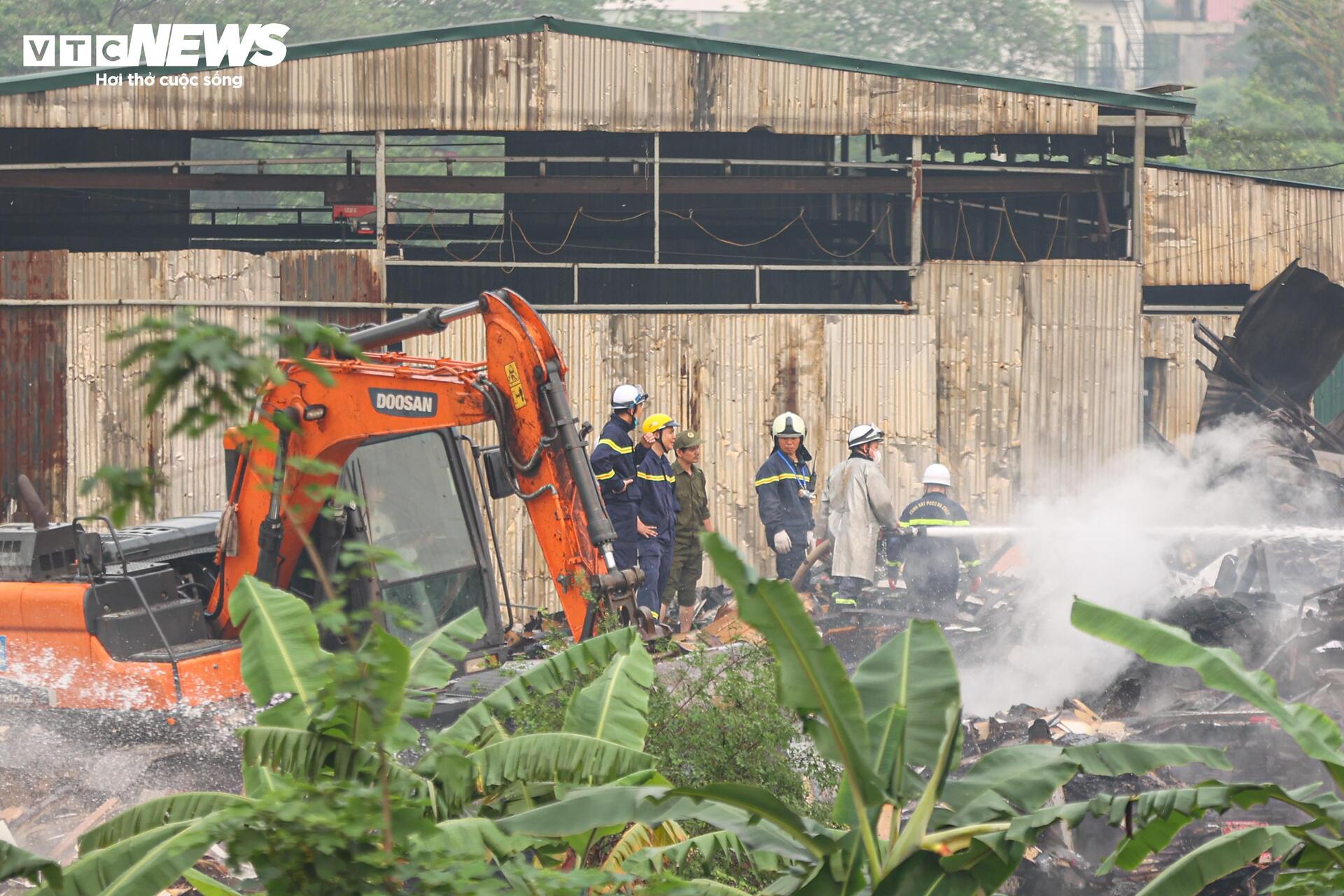 Cảnh sát dùng robot, máy xúc xuyên đêm dập đám cháy xưởng 6.000m² ở Hà Nội - 8