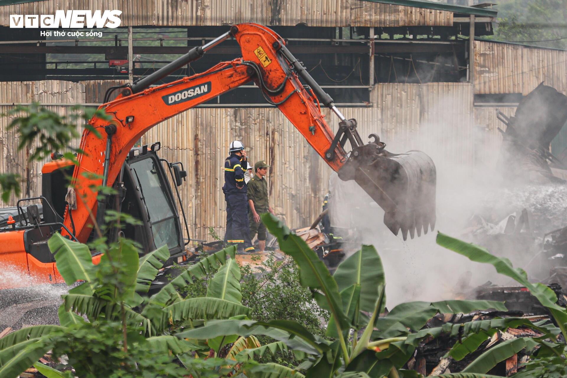Cảnh sát dùng robot, máy xúc xuyên đêm dập đám cháy xưởng 6.000m² ở Hà Nội - 9