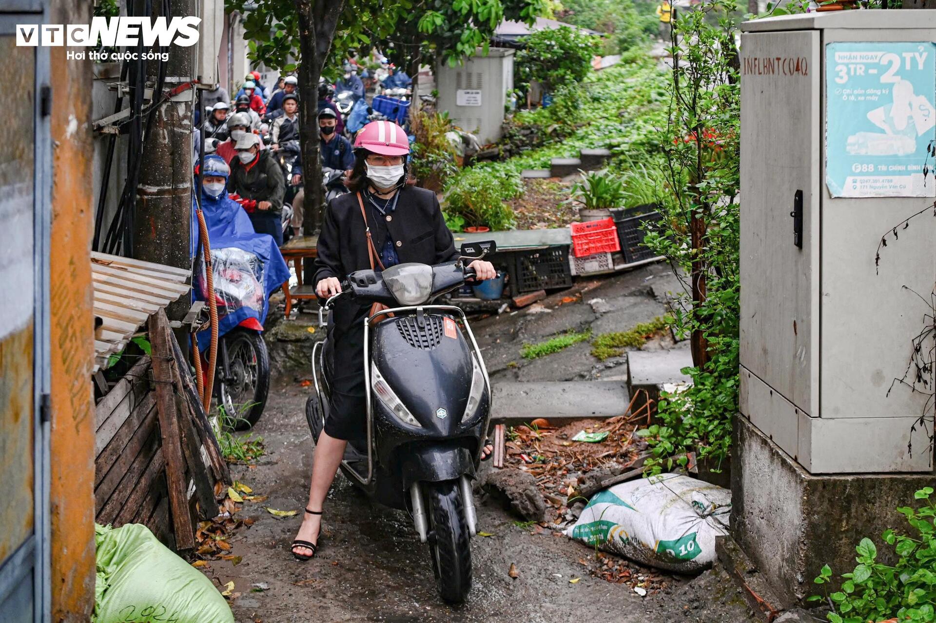 Xe máy tràn vào ngõ tìm lối thoát, giao thông hỗn loạn sau khi cấm cầu Long Biên - 10