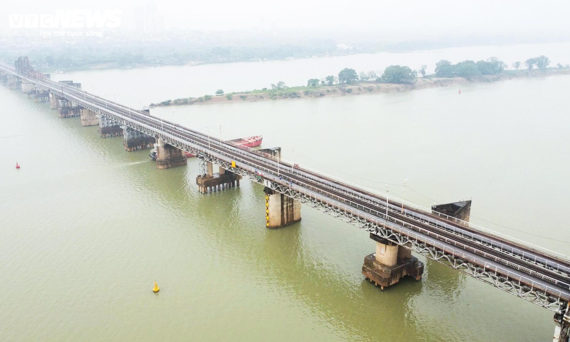 Xe máy tràn vào ngõ tìm lối thoát, giao thông hỗn loạn sau khi cấm cầu Long Biên - 1